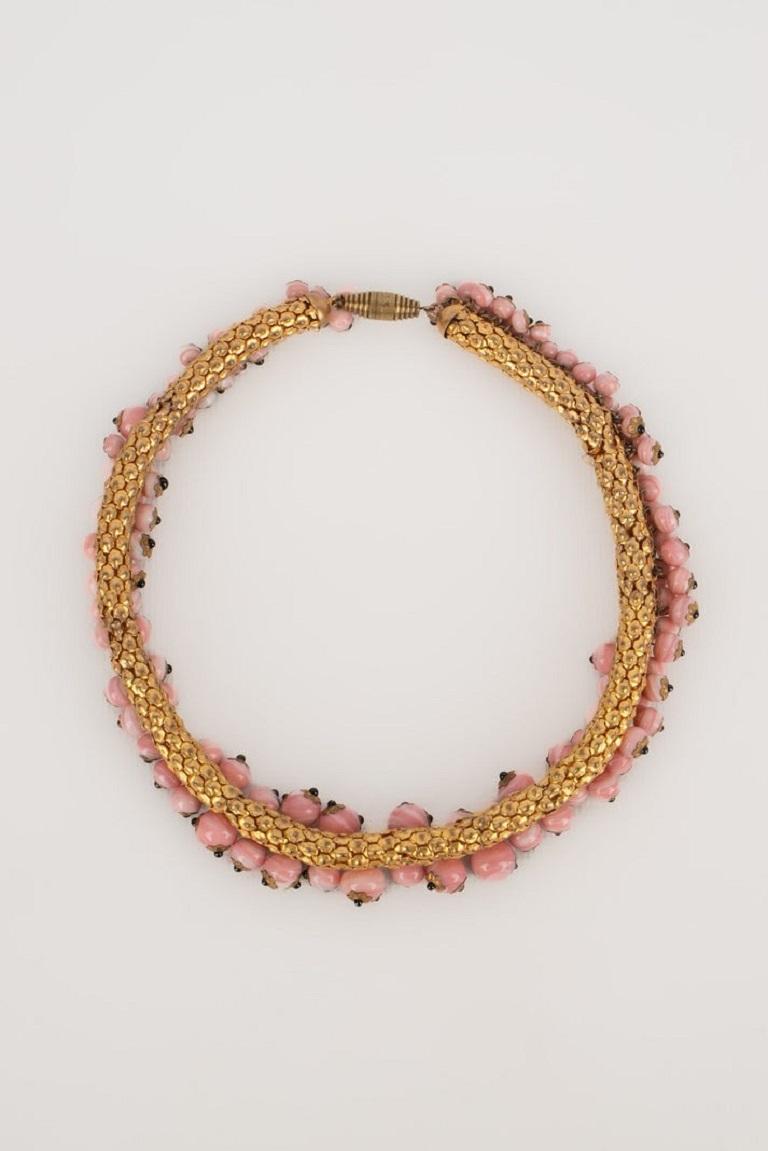 Schiaparelli - Collana in metallo dorato decorata con perle di vetro rosa. Collana creata dalla House of Schiaparelli.

Informazioni aggiuntive:
Condizioni: Ottime condizioni
Dimensioni: Lunghezza: 40 cm

Riferimento del venditore: BC157