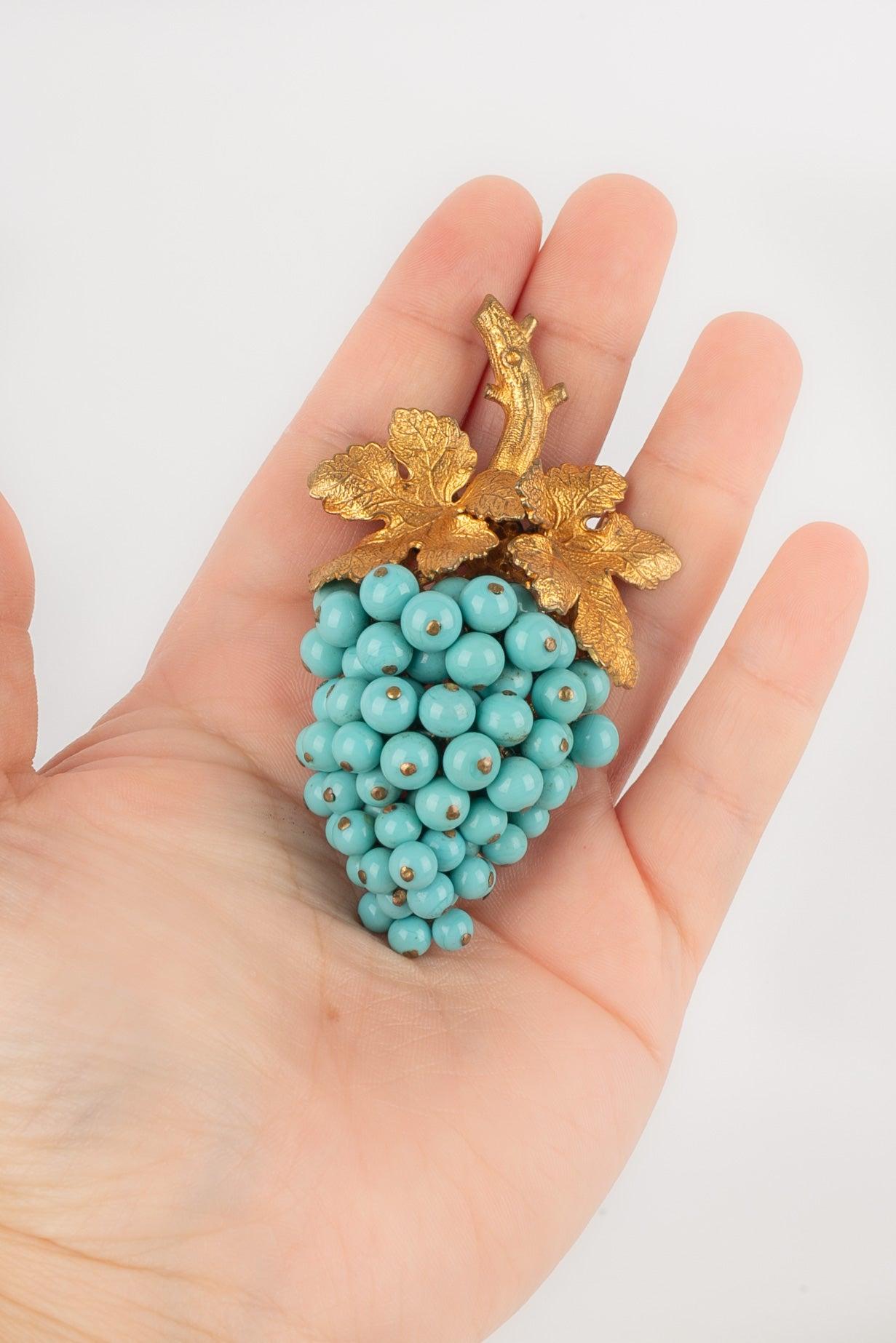 Broche de uva de metal dorado del Taller Rousselet en Excelente estado para la venta en SAINT-OUEN-SUR-SEINE, FR