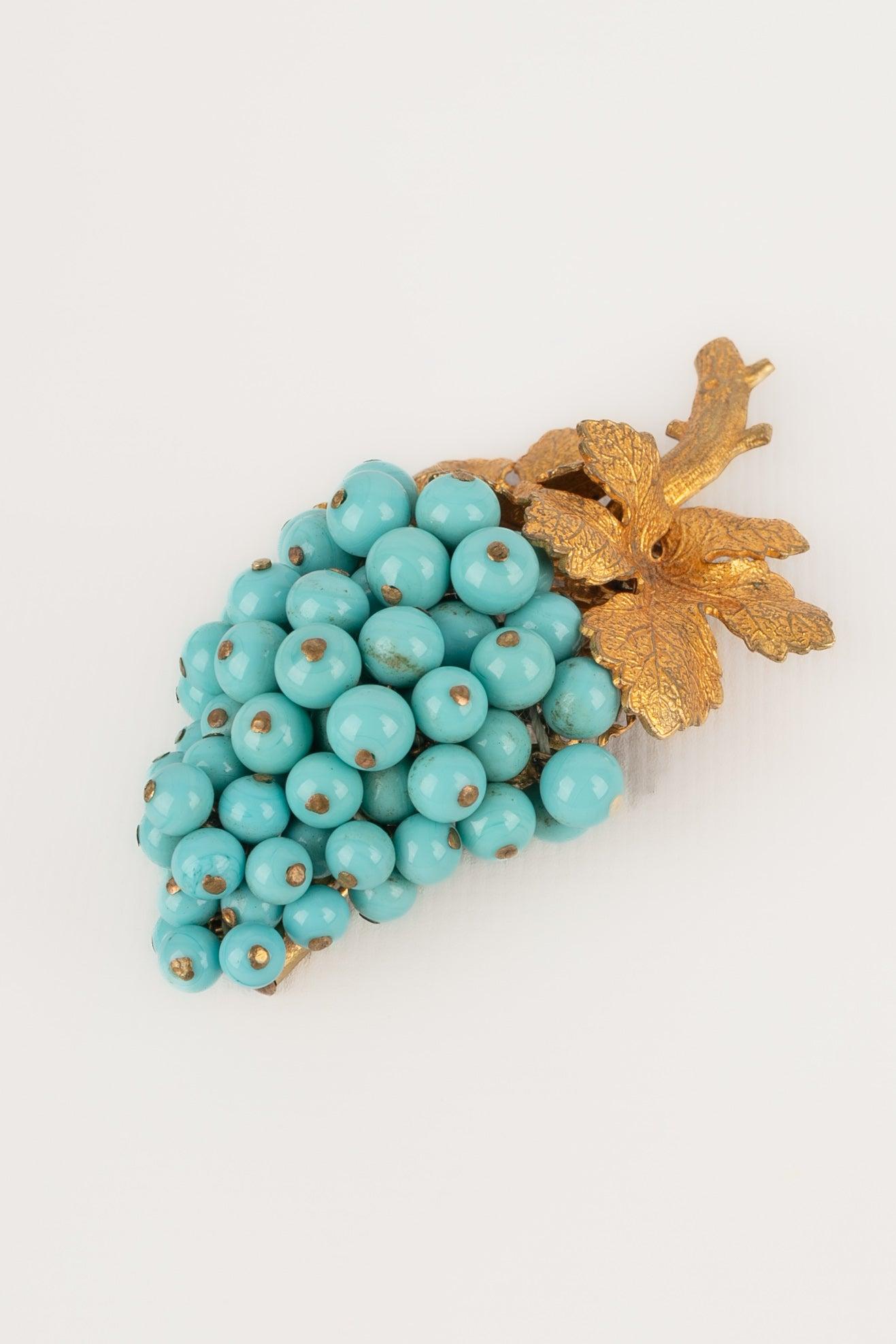 Broche de uva de metal dorado del Taller Rousselet en venta 1