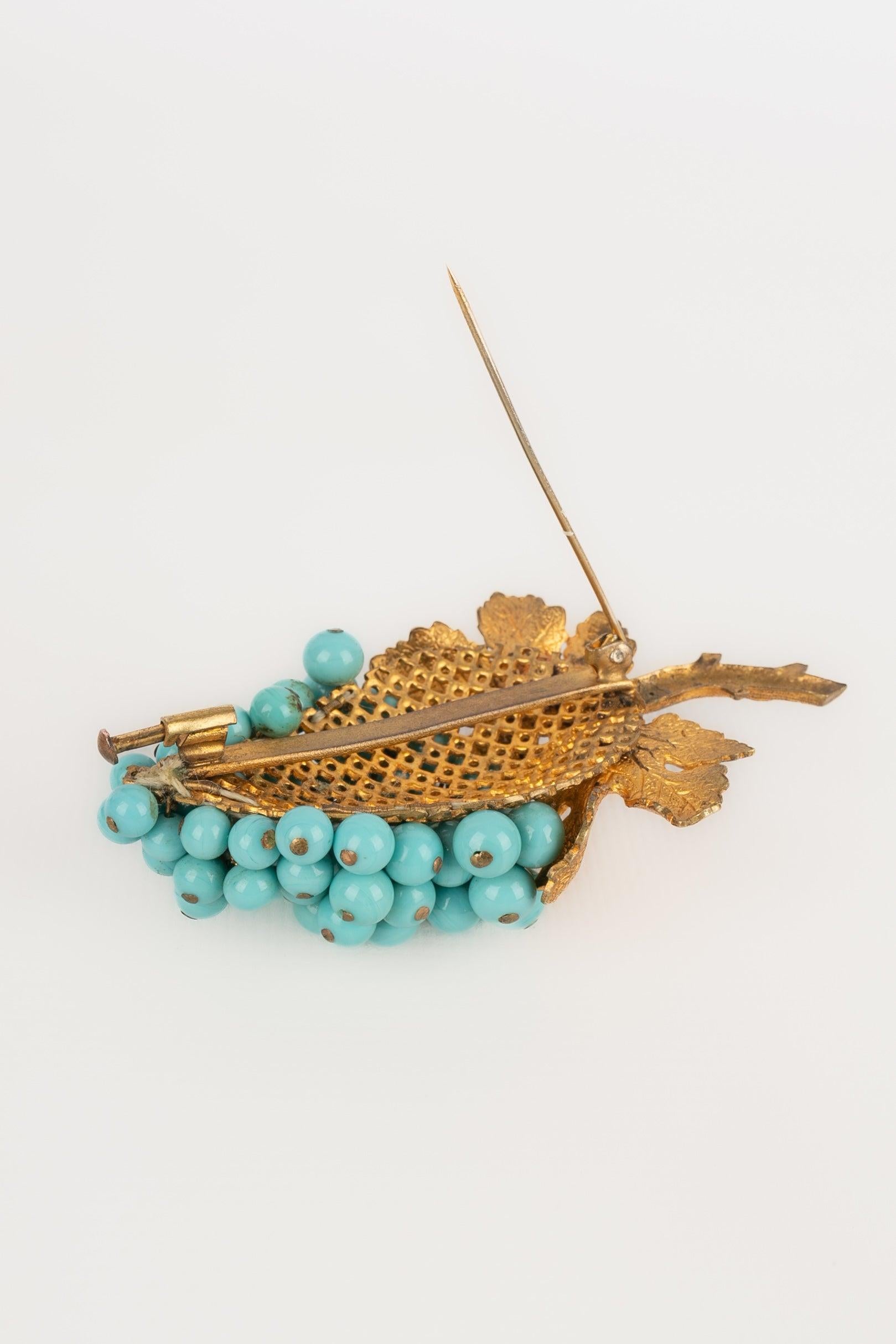 Broche de uva de metal dorado del Taller Rousselet en venta 3