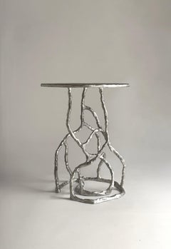 Route Table 02.01 aus Aluminiumguss von Sofia Karnukaeva