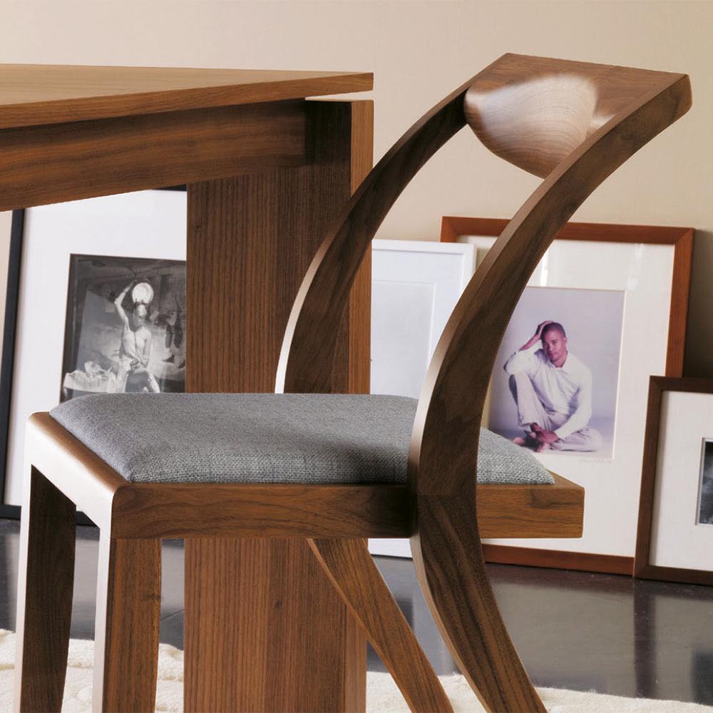Sedia Roversi Walnut con struttura in noce massiccio,
imbottito e rivestito con tessuto di alta qualità
in finitura grigia (Cat.C.).
Disponibile anche su richiesta con struttura in 
noce massiccio con finitura tinta moka o wengé
finitura