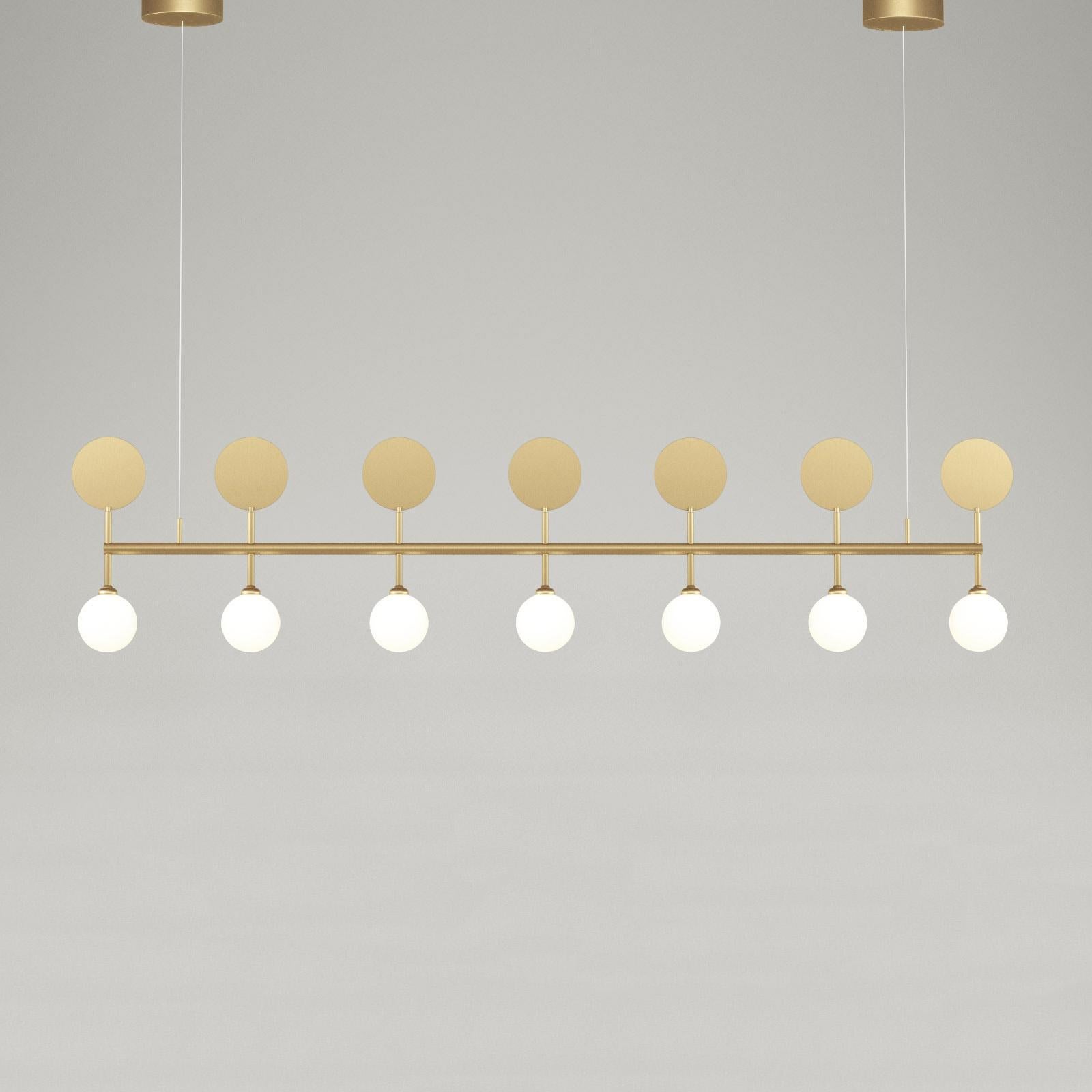 Lampada a sospensione in ottone Row di Atelier Ati
Dimensioni: D 8 x L 120 x H 150 cm.
Materiali: Ottone spazzolato, vetro bianco.

Disponibile nelle versioni nera, bianca o in ottone.
Disponibile con cavo in tessuto o tubo in metallo.

Tutte le