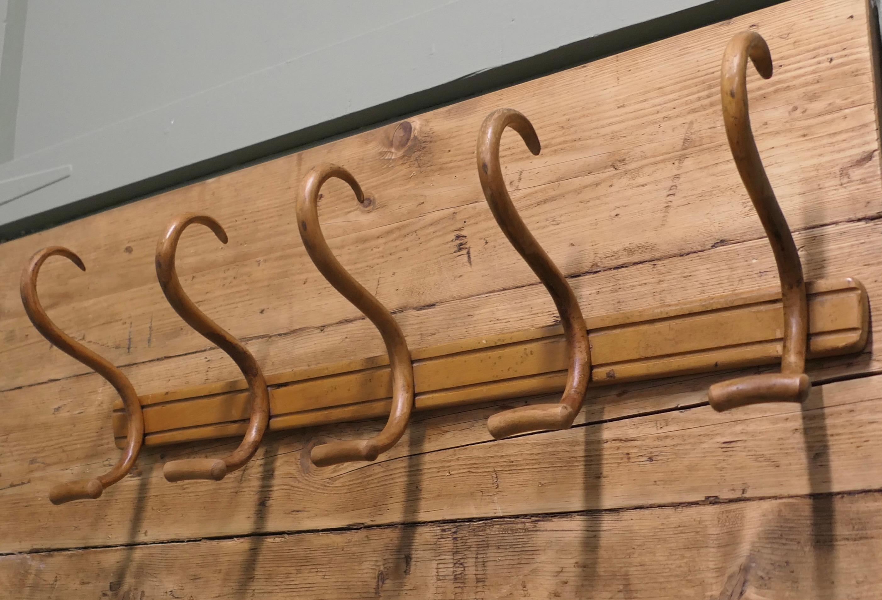 Row de 3 crochets à chapeau et à manteau en bentwood

Il s'agit d'un rang de bonne qualité et très pratique.  Crochets pour chapeaux et manteaux, il y a 3 grands crochets en S, ils viennent de France et sont en bon état. 
Le support a une profondeur