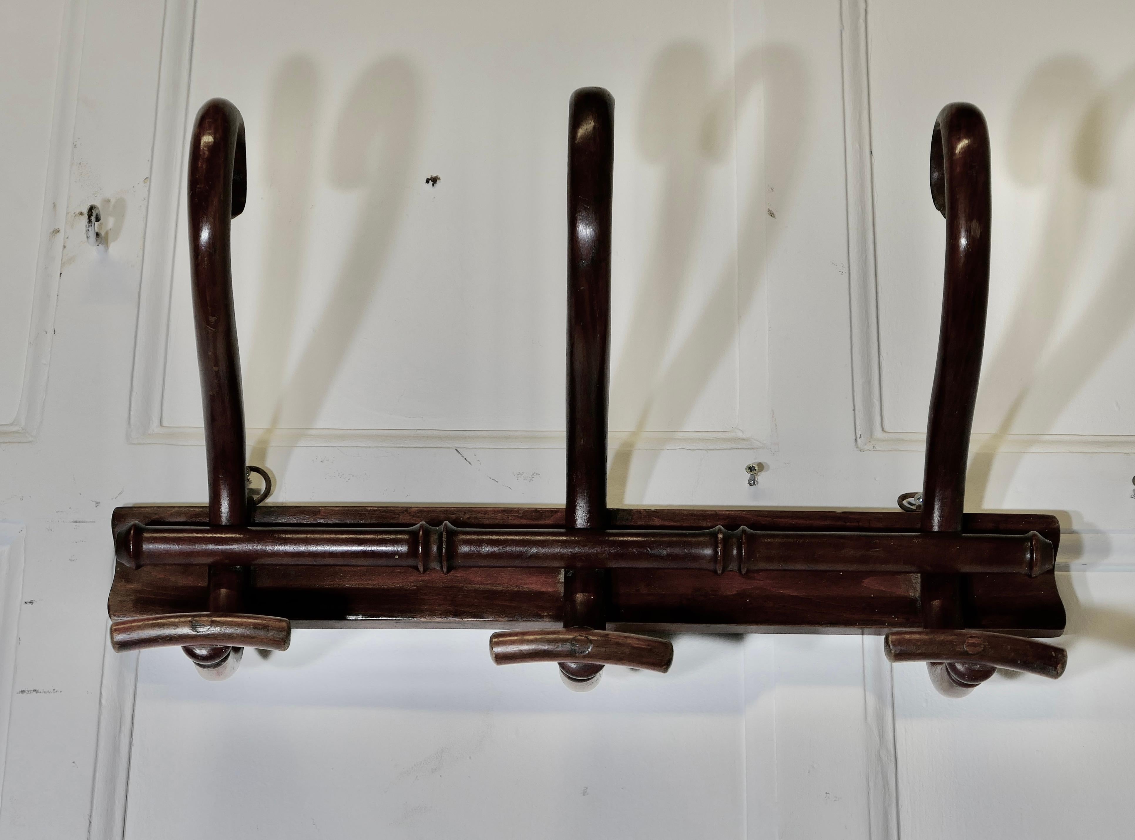 Row of 3 Hut- und Mantelhaken aus Bugholz (Französische Provence) im Angebot