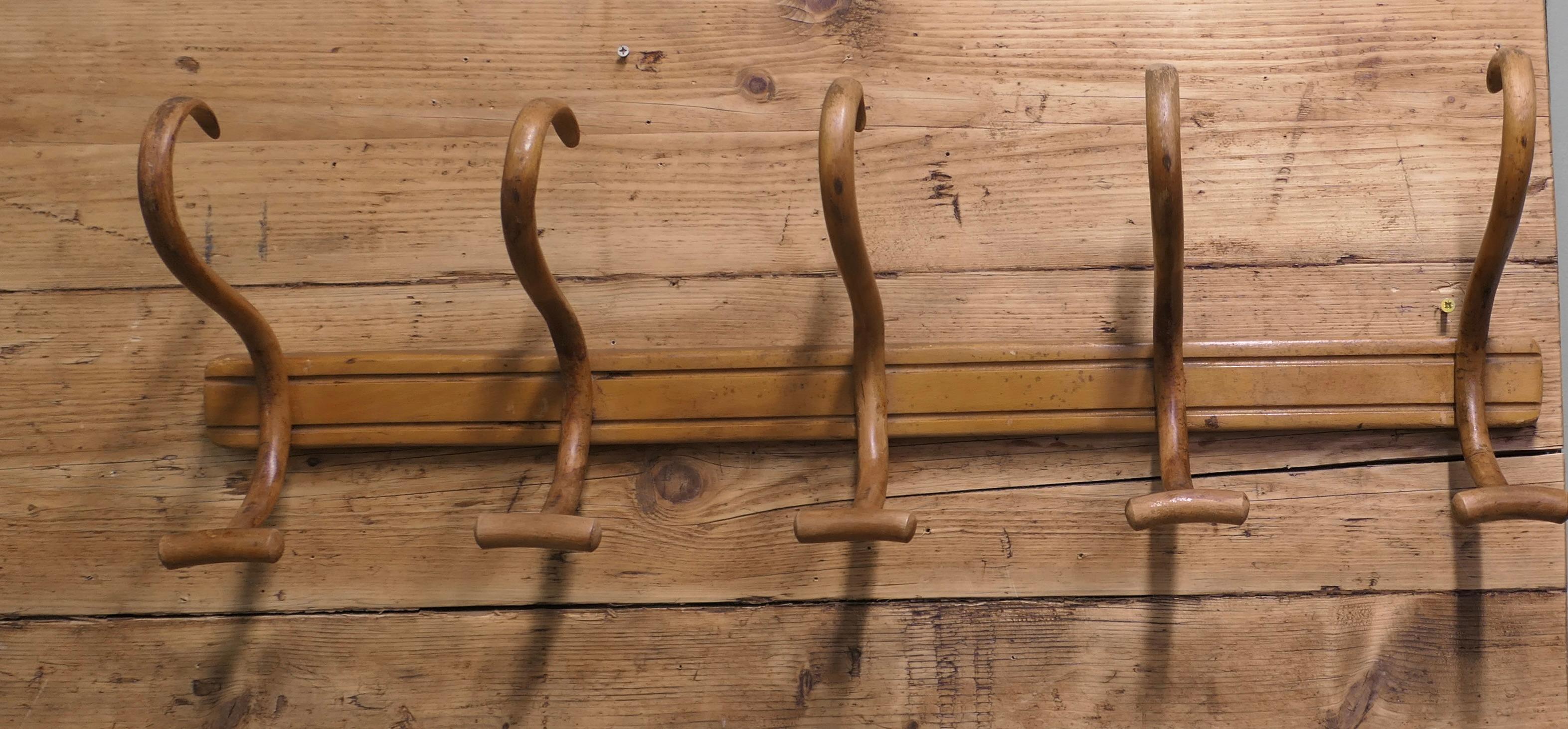 Row de 3 crochets à chapeau et à manteau en bentwood en vente 1