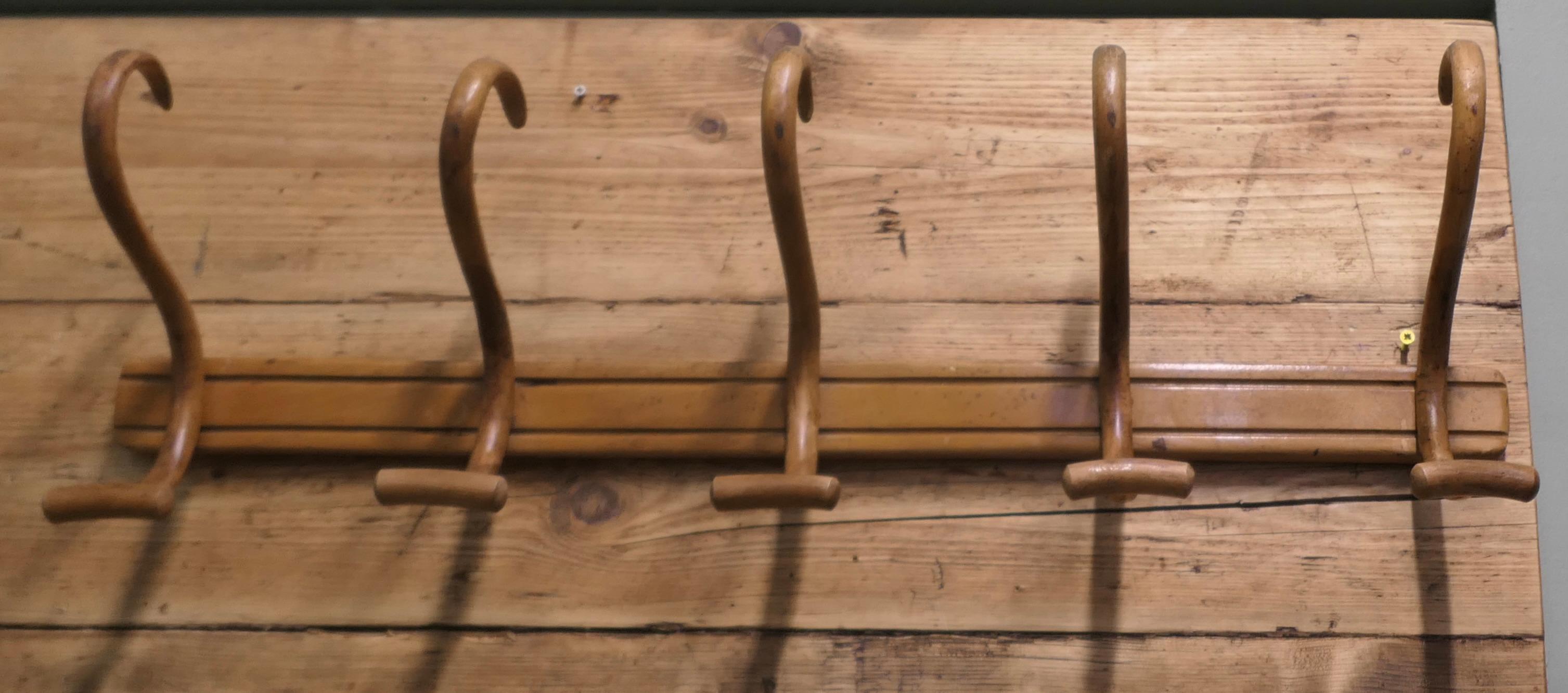 Row de 3 crochets à chapeau et à manteau en bentwood en vente 2