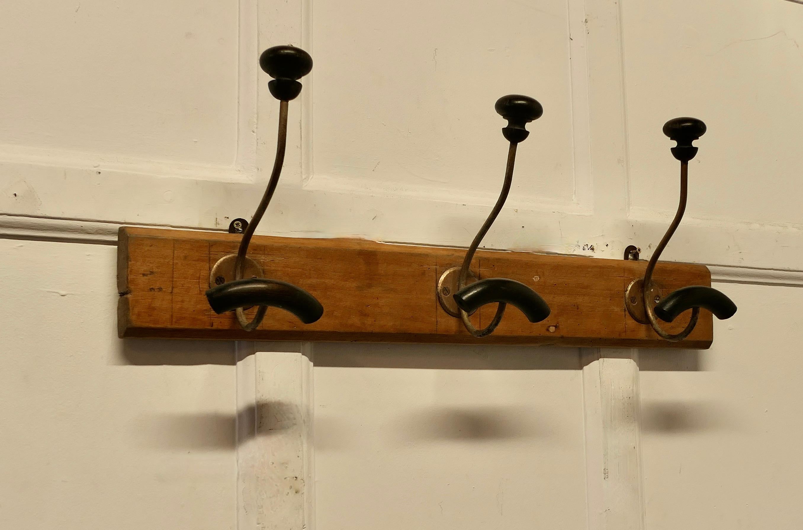 The Row of 3 French Bentwood and Turned Wood Coat Hooks (Crochets à vêtements en bois courbé et tourné)

Il s'agit d'une rangée de crochets à chapeau et à manteau en fer très pratiques, chaque crochet a un porte-manteau en bois courbé et un bouton
