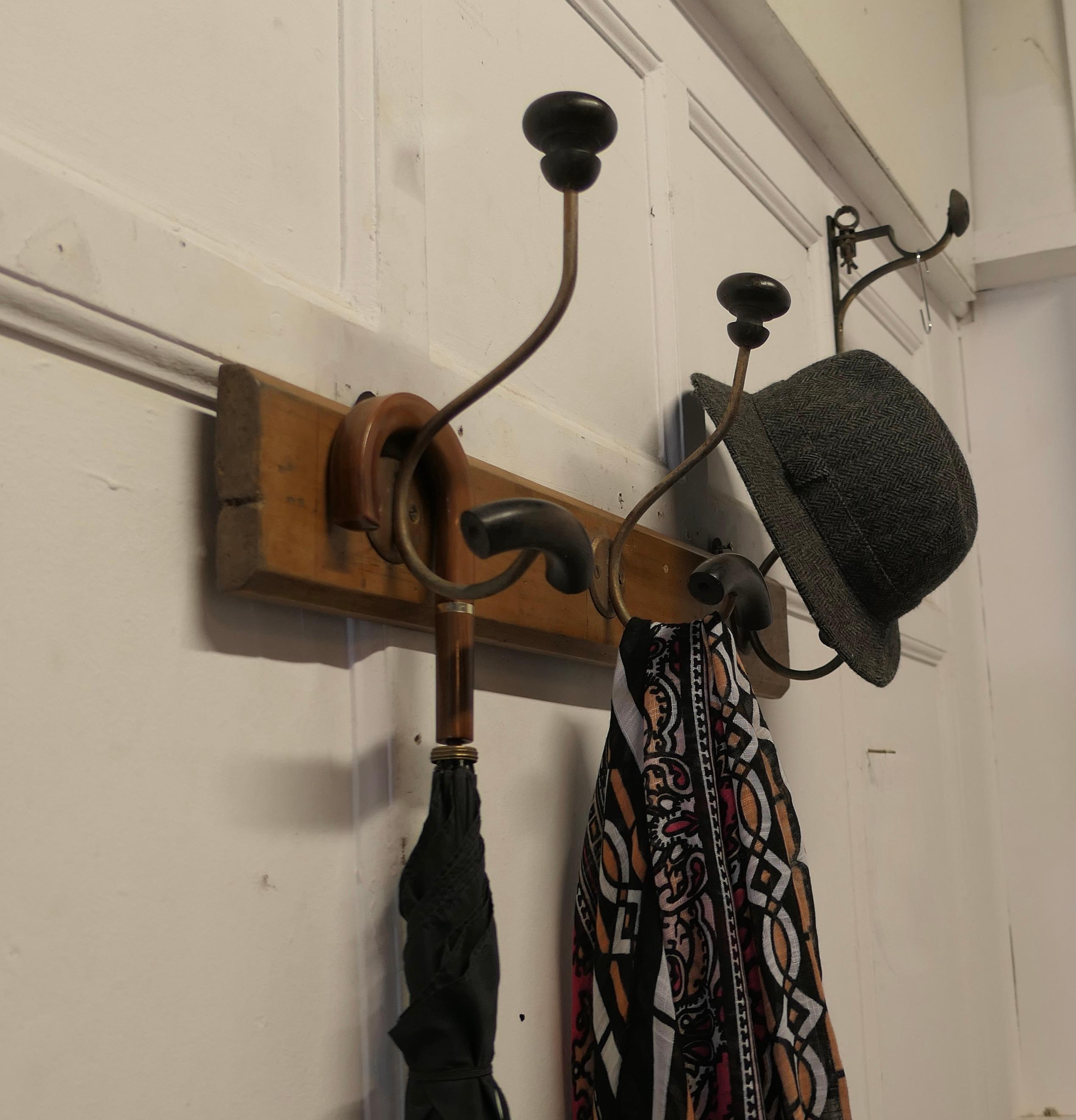 Bois cintré The Row of 3 French Bentwood and Turned Wood Coat Hooks (Crochets à vêtements en bois courbé et tourné) en vente