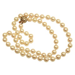 Row of Mikimoto Akoya Cultered Pearls with 18 Carat Gold Snap, circa 1980 Vintage Row of Mikimoto Akoya Cultered Pearls with 18 Carat Gold Snap, circa 1980