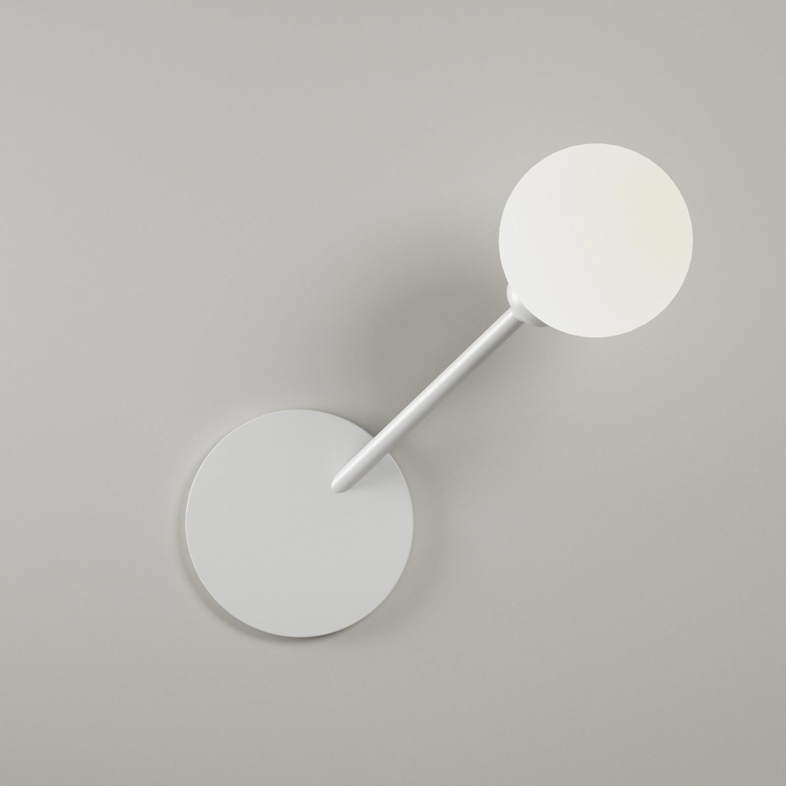 Aplique de pared Row de Atelier Areti
Dimensiones: P 15 x An 10 x Al 26 cm.
Materiales: Metal con recubrimiento en polvo, cristal blanco.

Disponible en negro, blanco o latón.

Todas nuestras lámparas pueden cablearse según cada país. Si se vende a