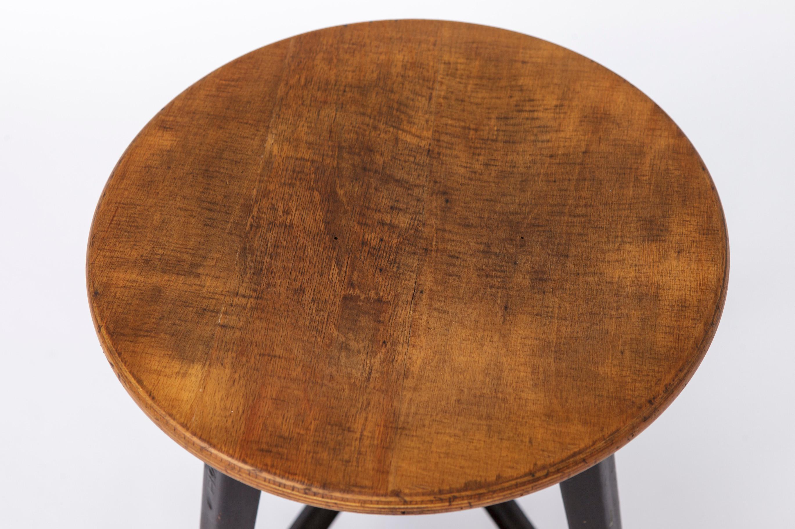 Sgabello industriale vintage di Rowan

Questo caratteristico sgabello, realizzato dall'azienda tedesca Rowan, risale agli anni '40-'50 e mostra un bellissimo mix di storia e artigianato. Presenta una struttura in metallo laccato nero abbinata a un