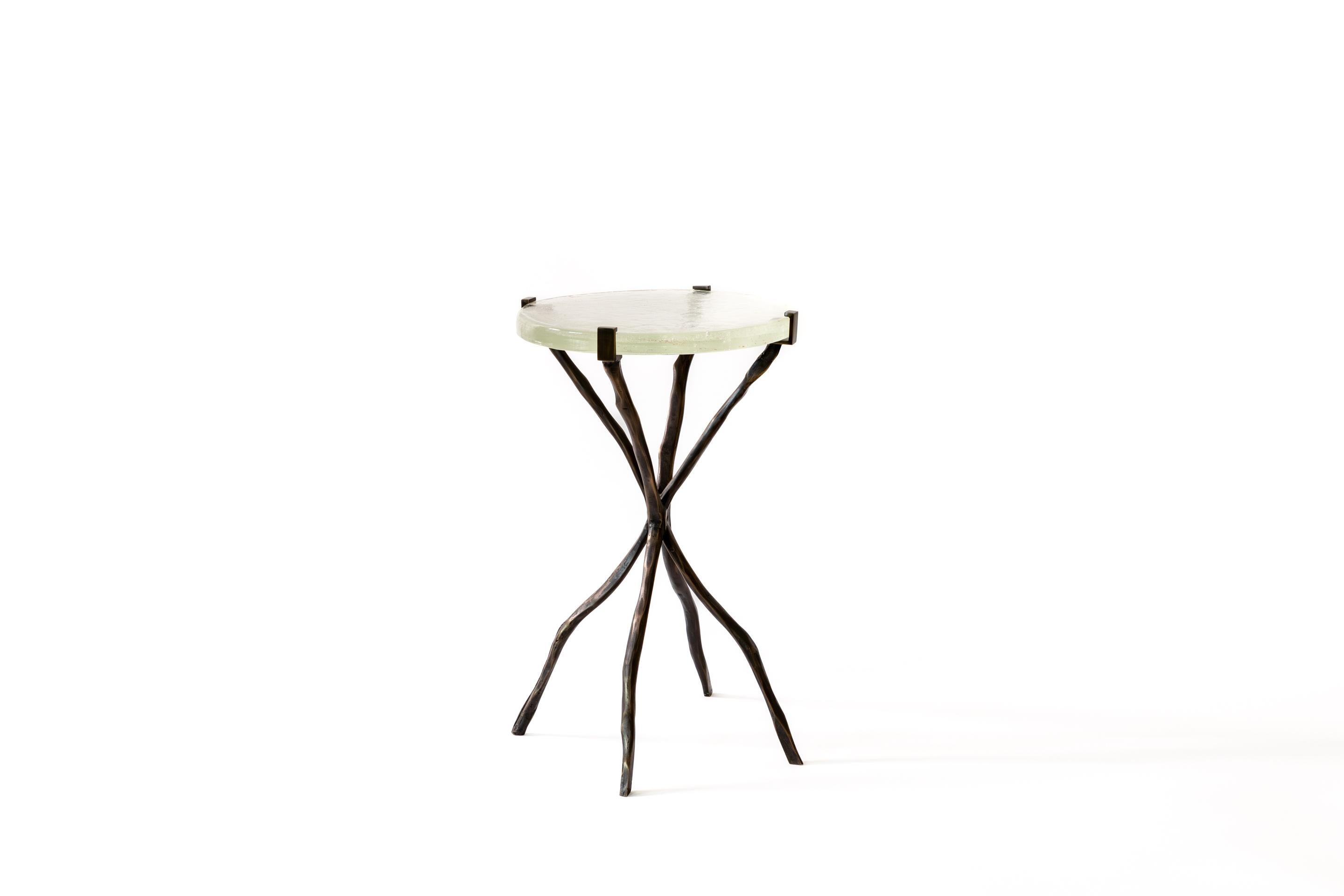 Eleva tu interior con nuestra Mesa auxiliar Rowan, una moderna mesa de acento de metal elaborada con precisión y elegancia. Con un diámetro compacto de 16