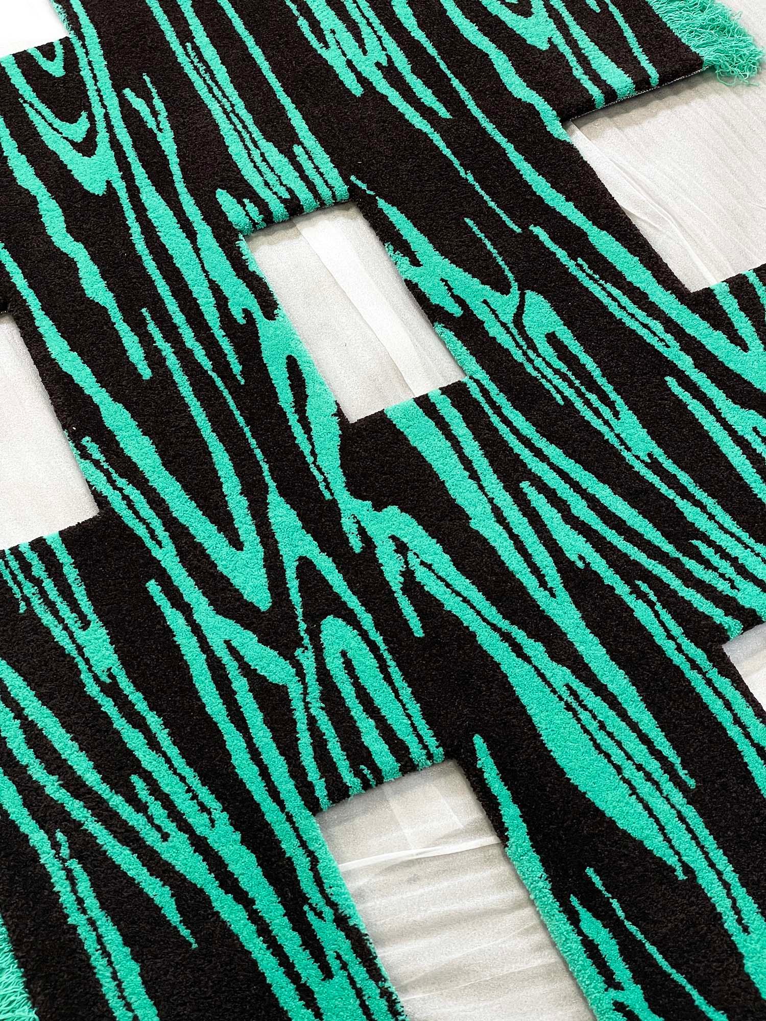 XXI secolo e contemporaneo Tappeto unico Rowdy Oil in nylon multicolore di Studio A in vendita
