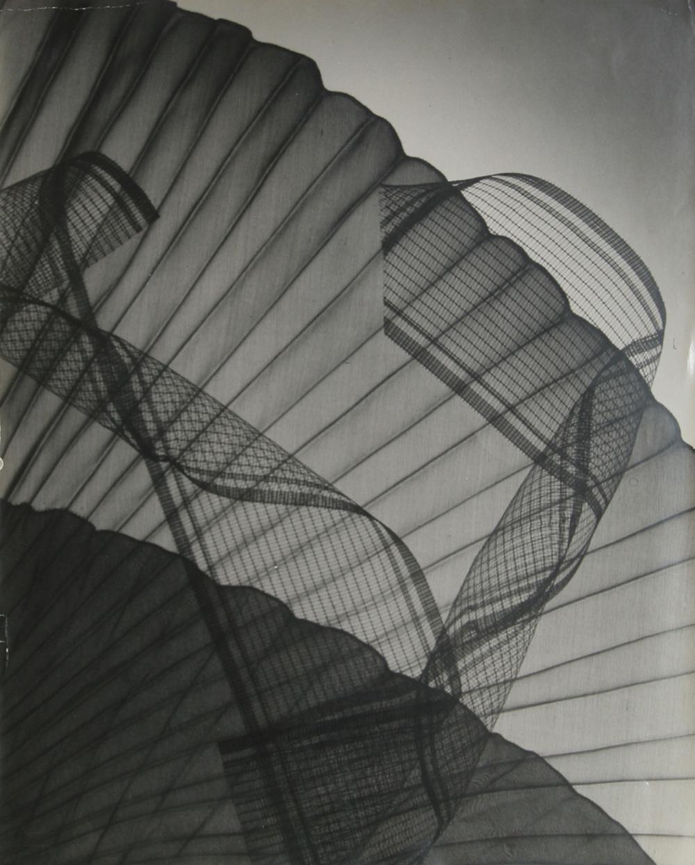 Design/One 7

Rowena Fruth
Amerikaner (1896-1983)

Datum: 1945
Gelatinesilberdruck
Größe: 20 Zoll x 16 Zoll (50,8 cm x 40,64 cm)
