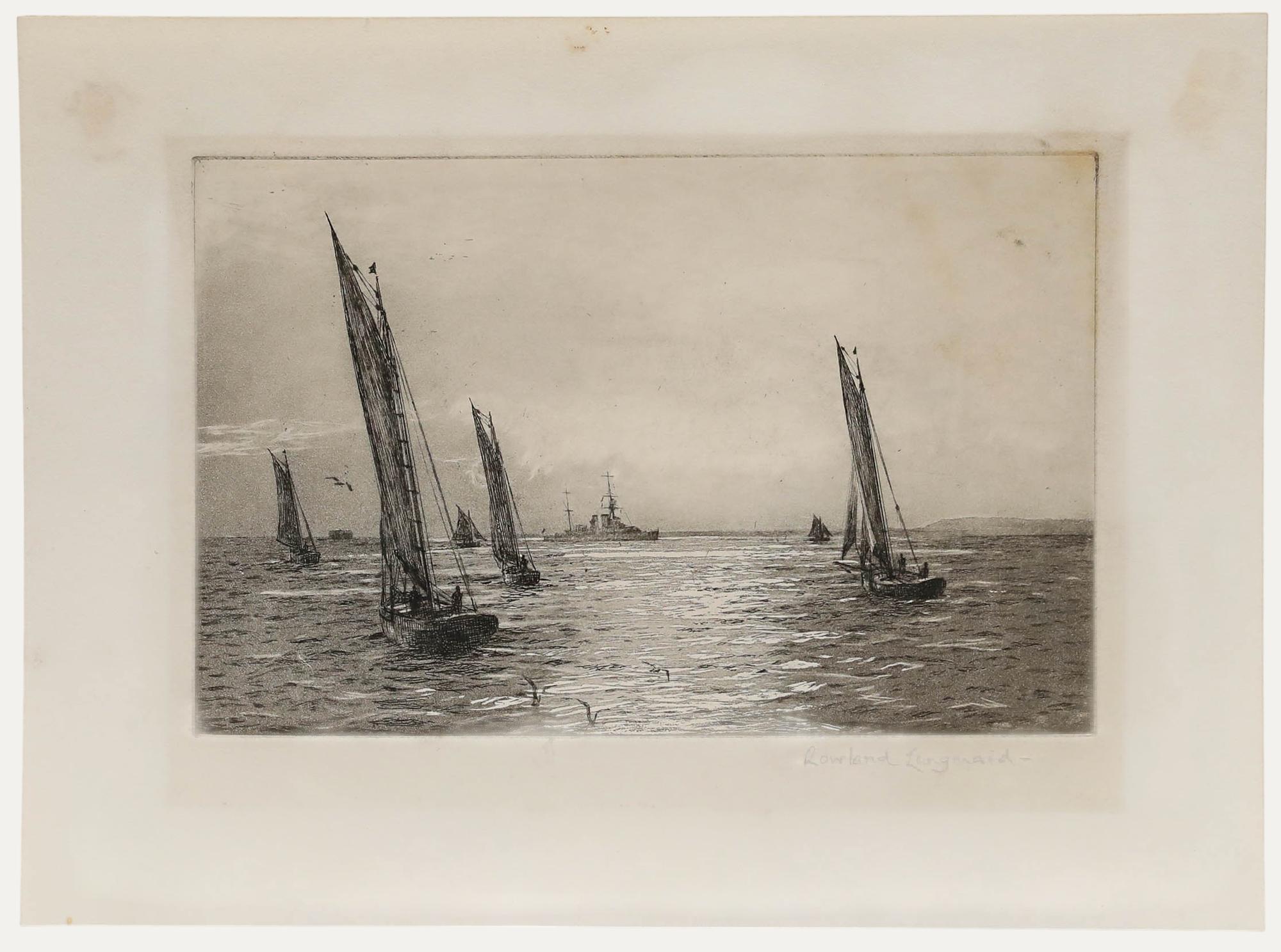 Gravure à la pointe sèche originale de l'artiste Rowland Langmaid (1897-1956). L'œuvre d'art représente un groupe de voiliers naviguant en eaux libres. Signé au crayon en bas à gauche. Sur le papier.