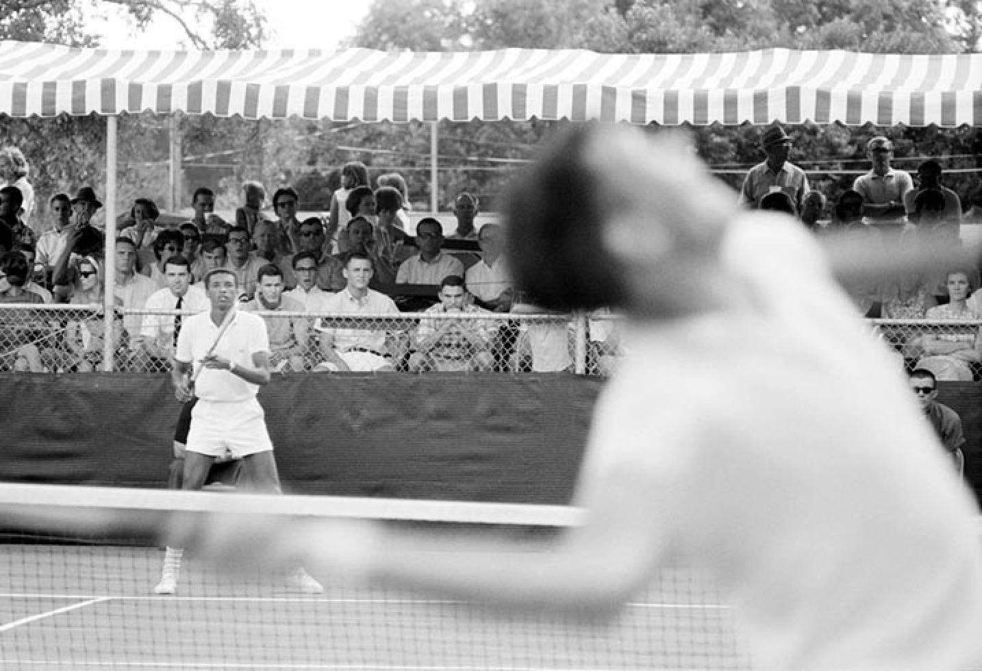 Rowland Scherman Black and White Photograph – Arthur Ashe während eines Tennisspiels