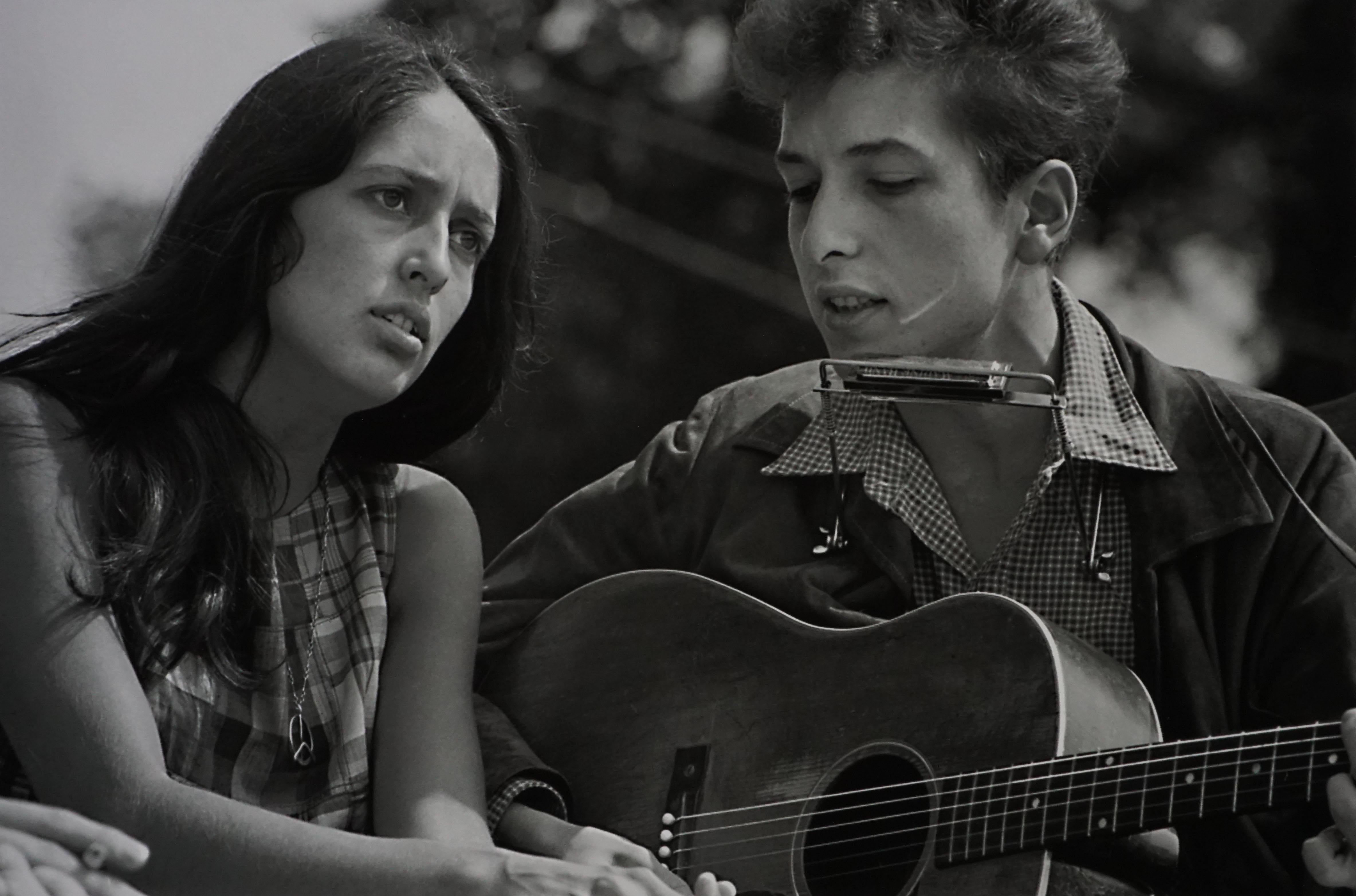 Rowland Scherman Black and White Photograph – Bob Dylan und Joan Baez, 1963