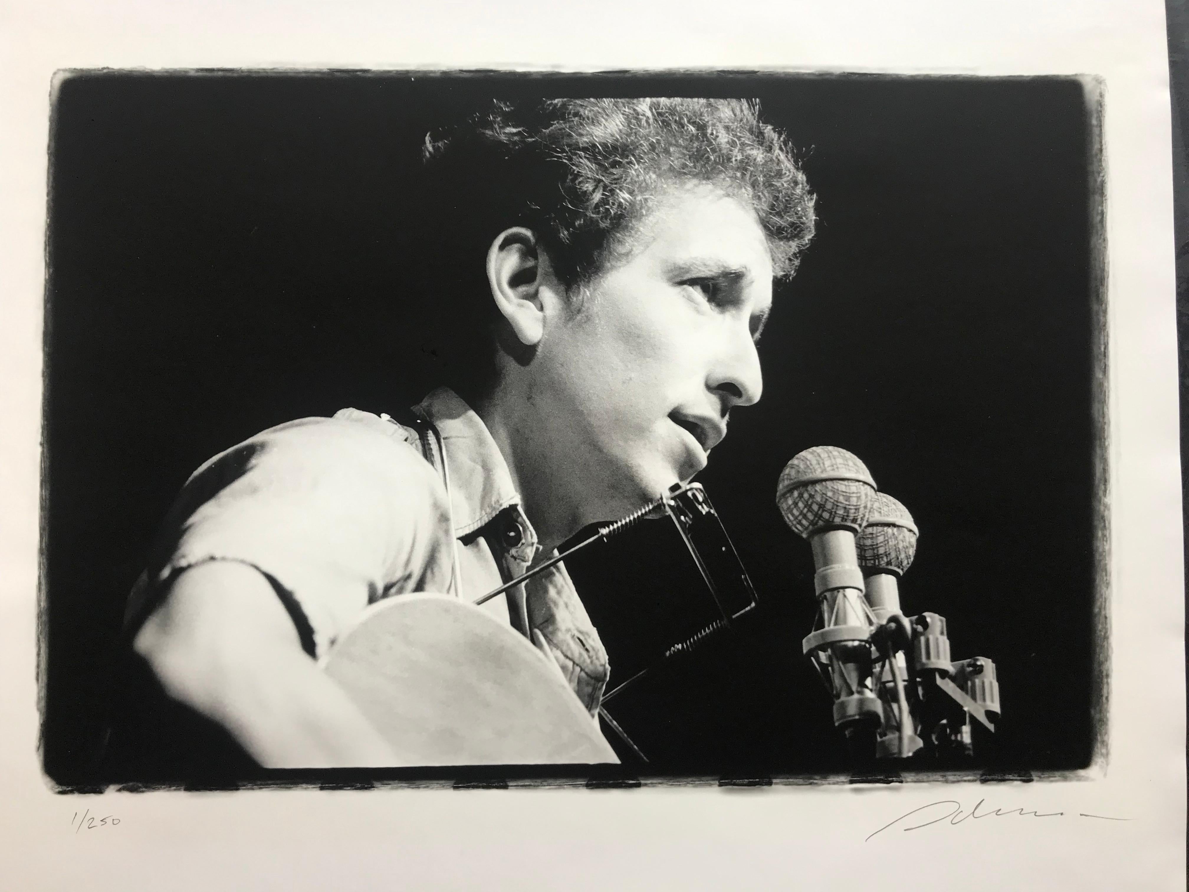 Rowland Scherman Black and White Photograph – Bob Dylan auf dem Newport Folk Festival 