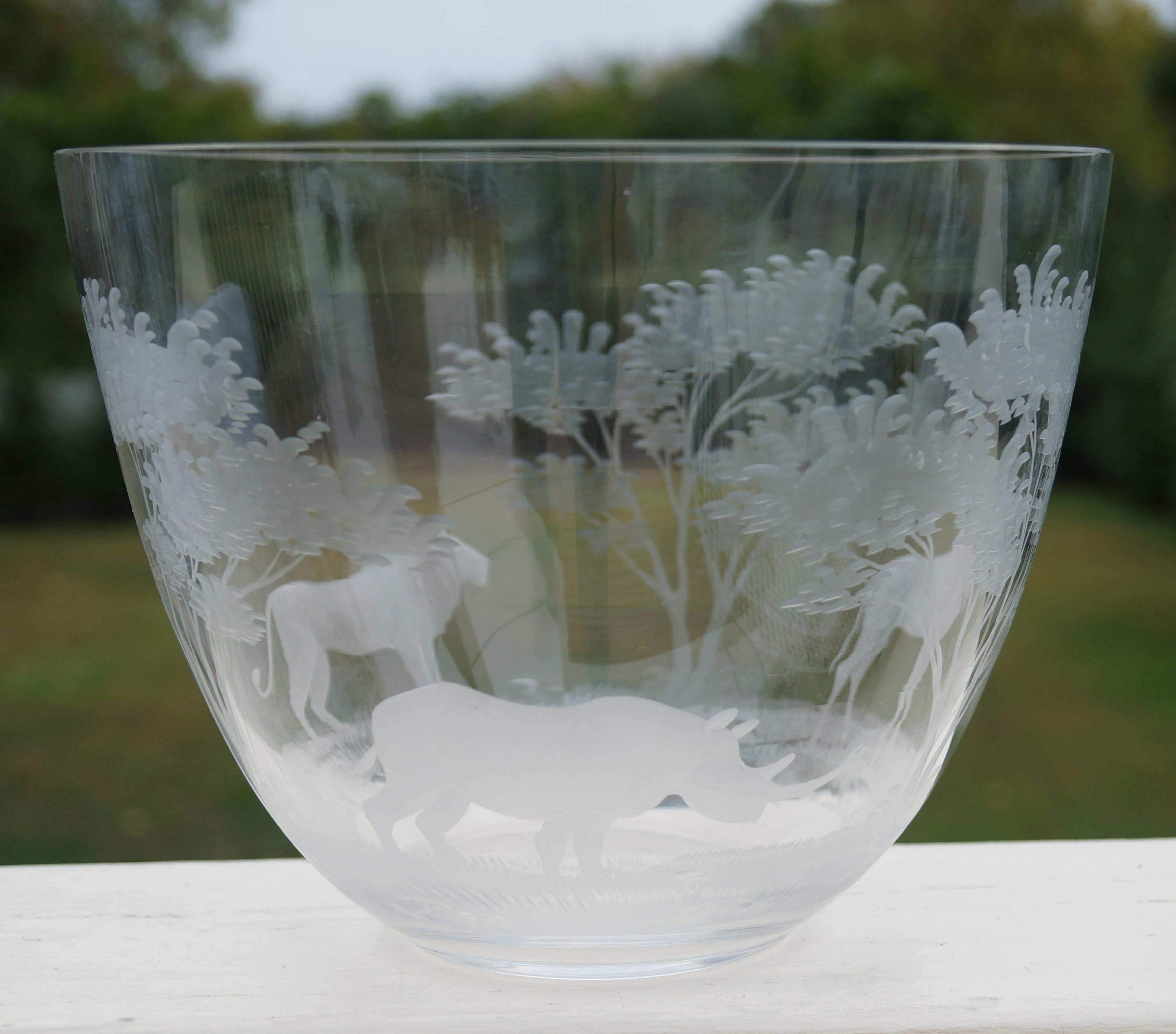 Rowland Ward Etched Crystal  Animals Moser Glass Big Game African Safari Bowl In Good Condition For Sale In Wayne, NJ