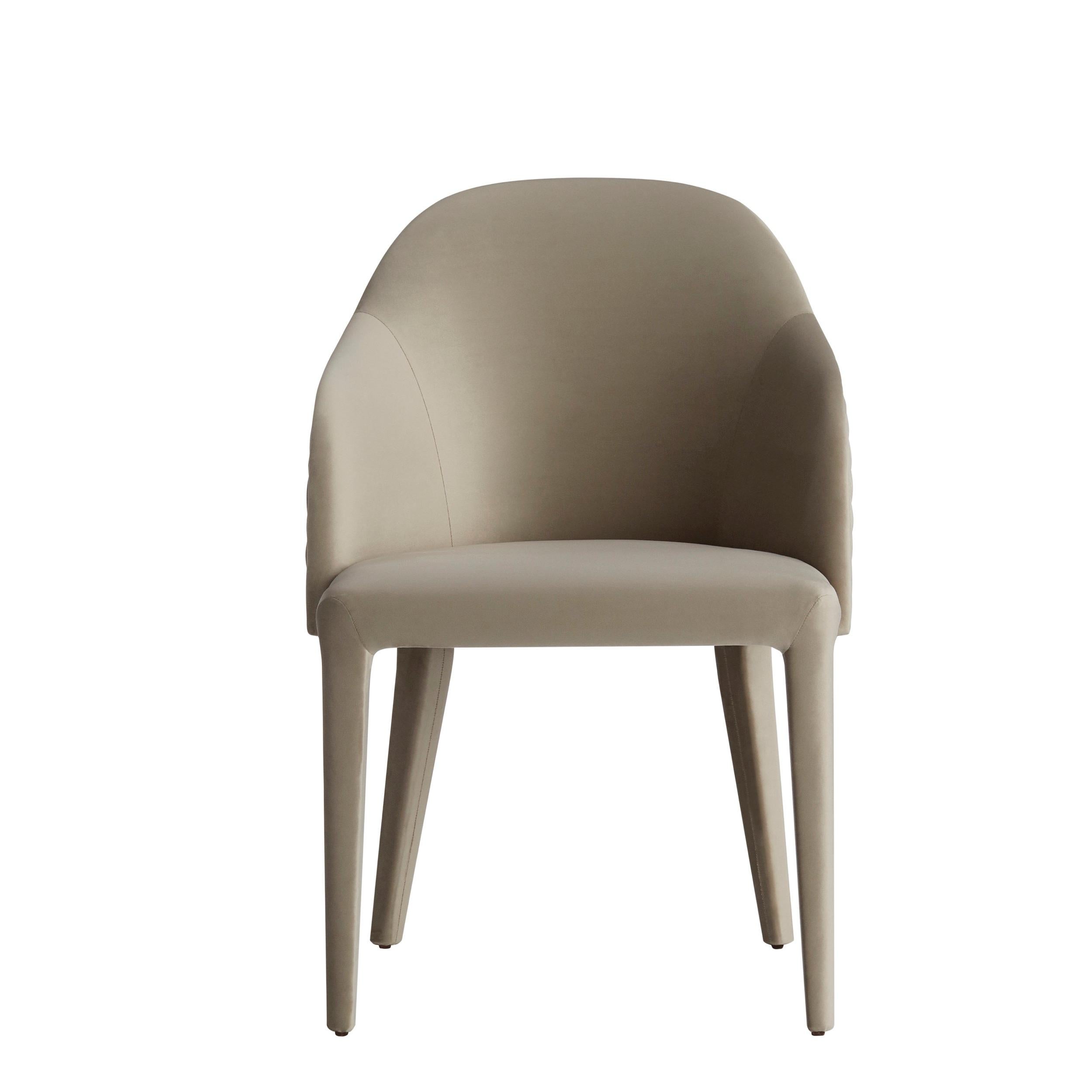 Rowling is a chair entirely upholstered in fabric, equipped with an enveloping backrest that in the back has an elegant diamond quilting.‎ This chair is also available in leather, eco-leather or COM.‎

Primary image: shown upholstered with