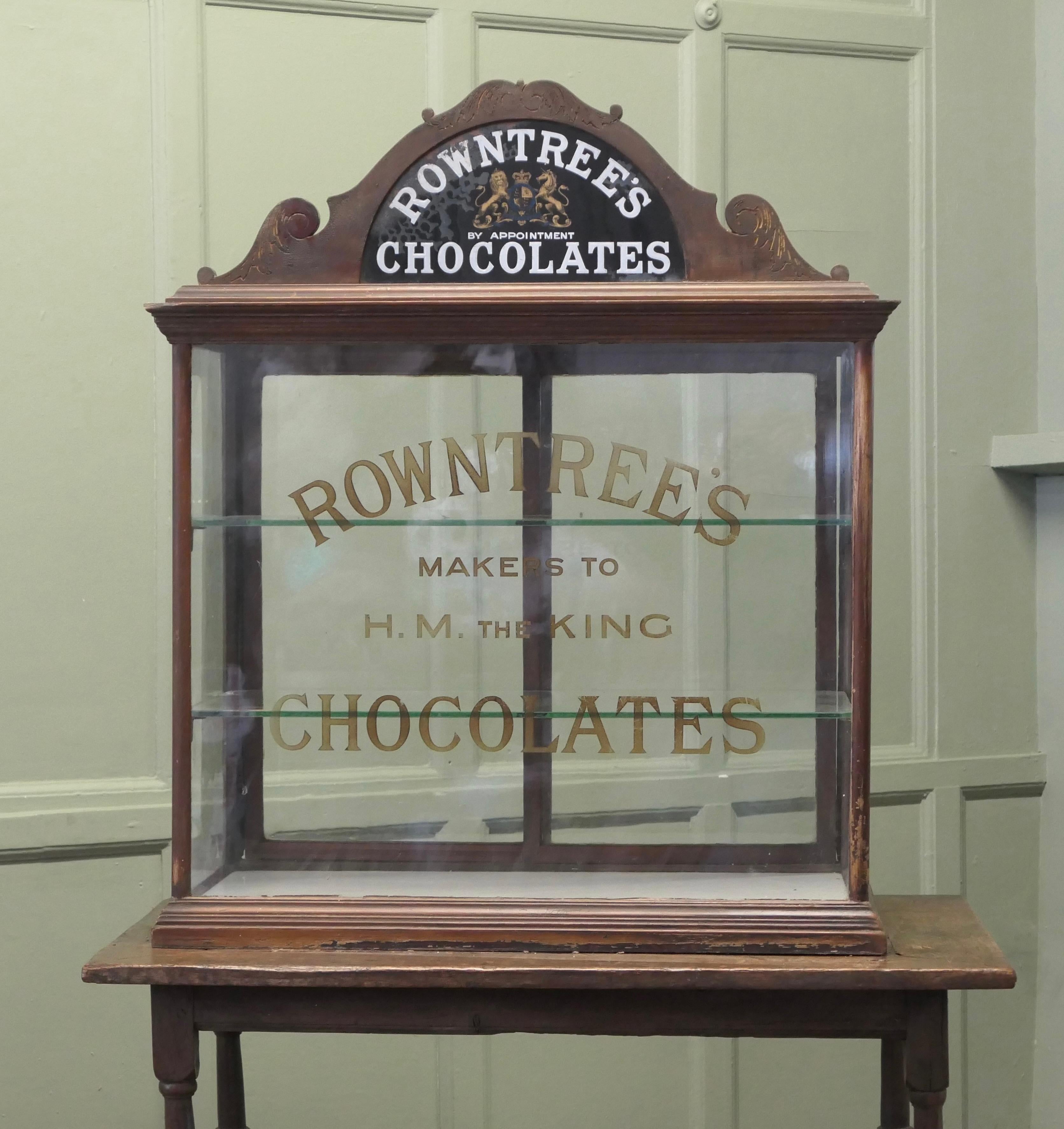 Rowntree's Sweet Shop Thekenaufsatz Vitrine
Werbung Shop Display Cabinet der Schrank hat eine ziemlich große geschnitzte Gesims mit einem gespiegelten Royal Appointment Zeichen und Pralinen in Gold und Silber Blatt
Das Glas auf der Vorderseite der