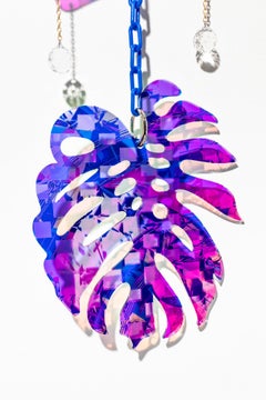 Schillernde hängende Skulptur „Big Monstera Deliciosa Suncatcher“, botanische Skulptur