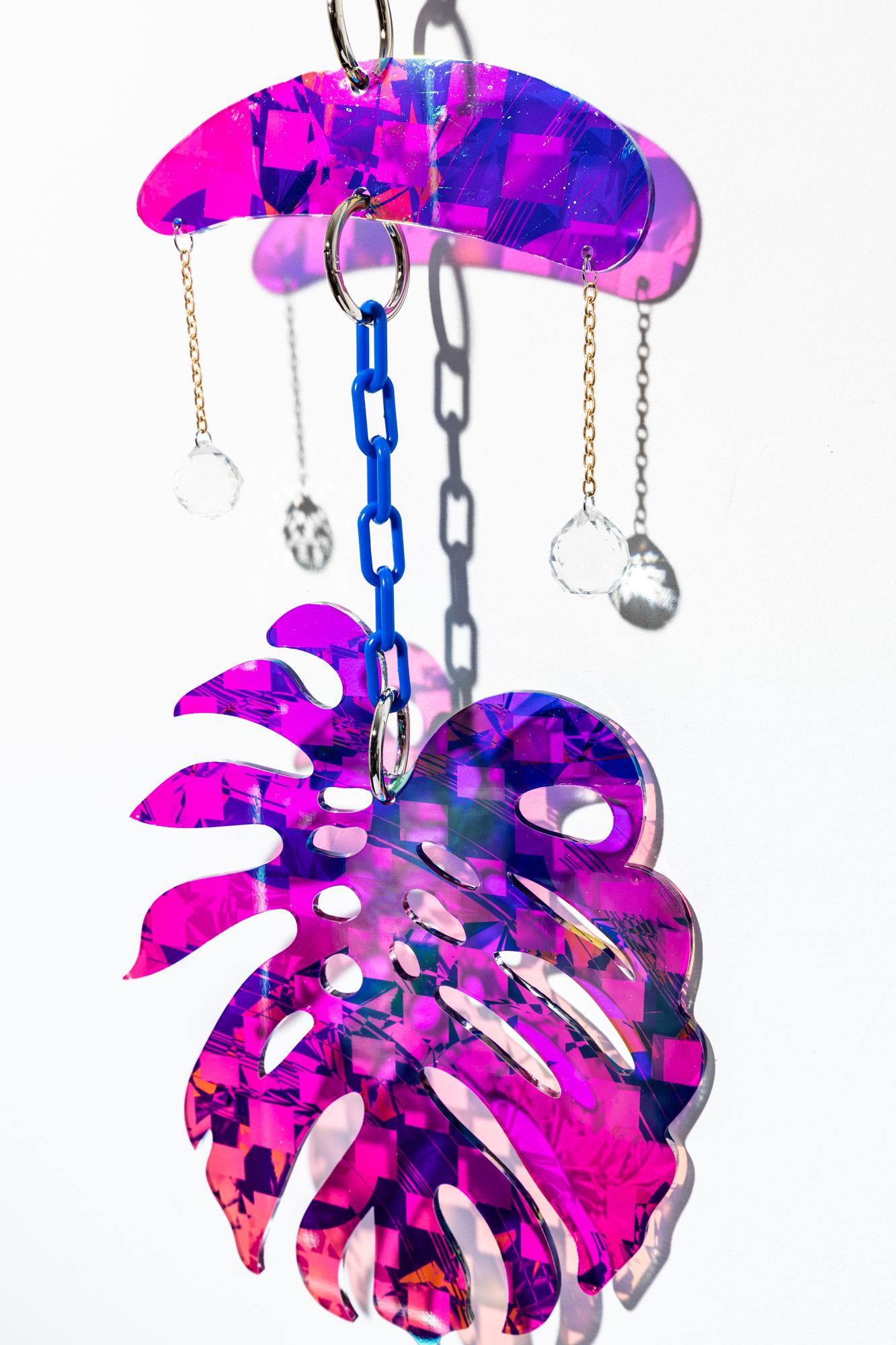 Schillernde hängende Skulptur „Big Monstera Deliciosa Suncatcher“, botanische Skulptur im Angebot 2