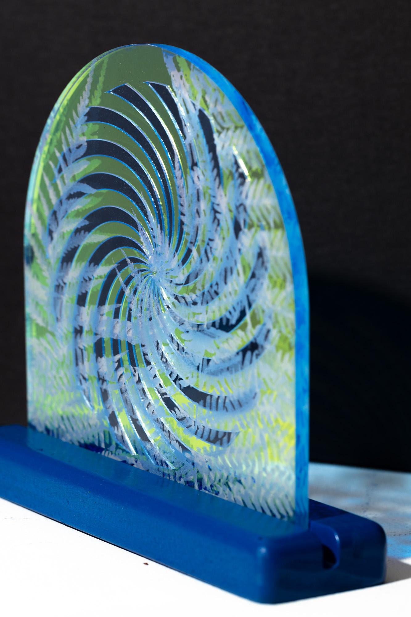 Série de fougères spiralées Série 4 - Bleu Abstract Sculpture par Roxana Azar