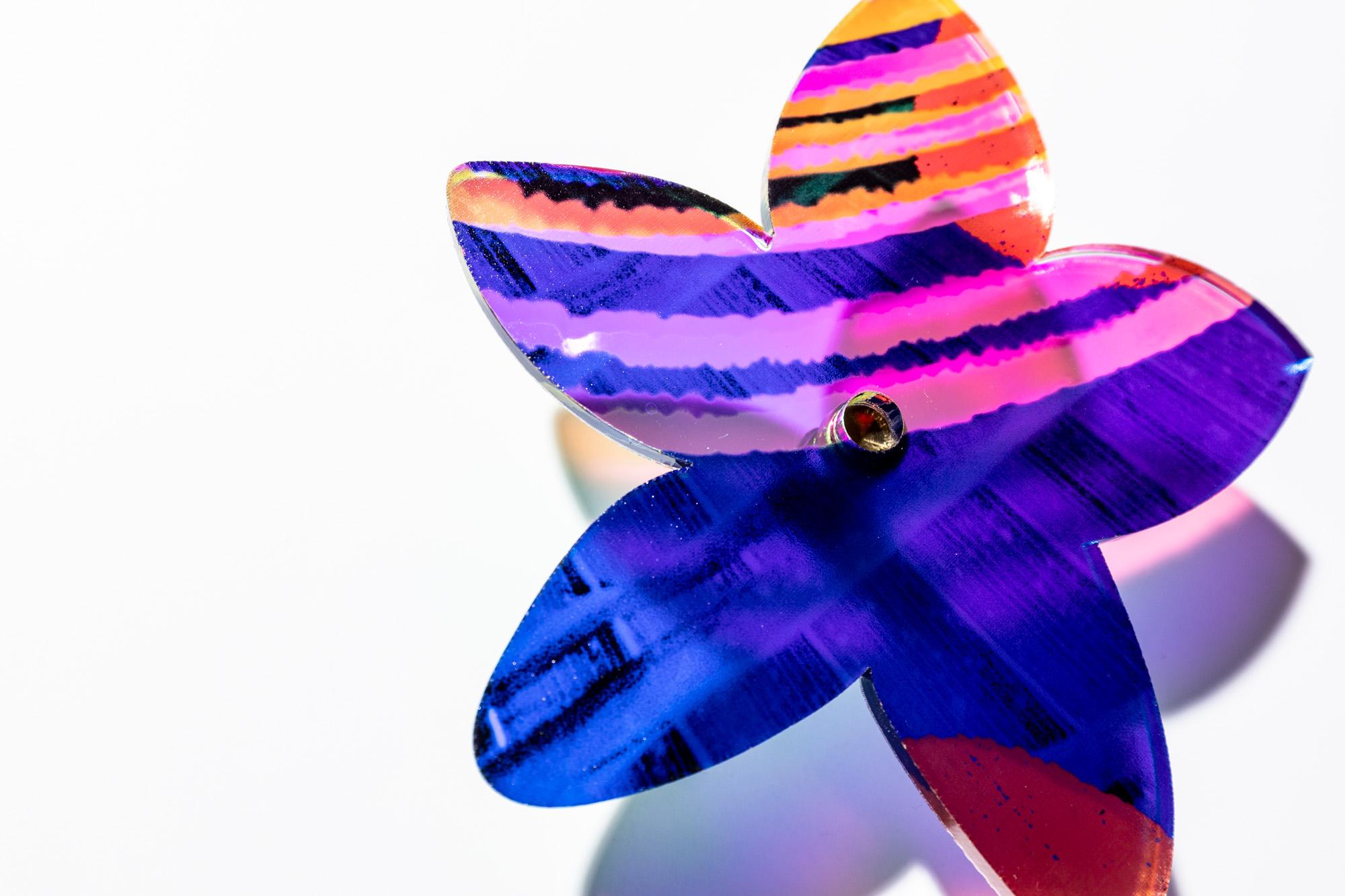 Série Étoile de fleurs 1 - Blanc Abstract Sculpture par Roxana Azar