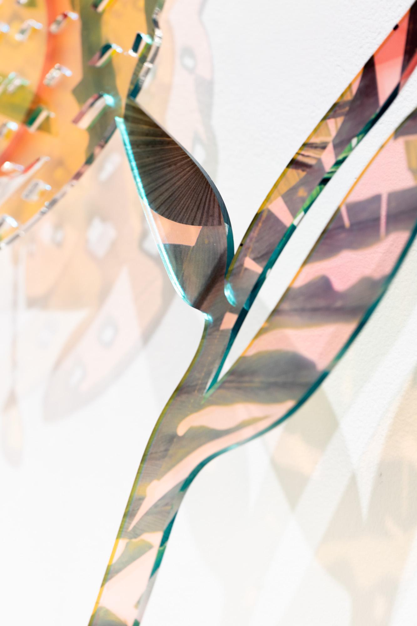 « Lily à carreaux hélicoïdaux » - Sculpture abstraite UV sur acrylique en vente 5