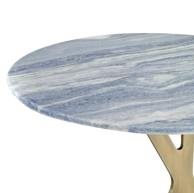 Affichant une Silhouette unique et des matériaux élégants, cette grande table basse ornera magnifiquement un intérieur contemporain, tout en étant une surface d'exposition pratique. Sa structure asymétrique est réalisée en métal avec une finition en
