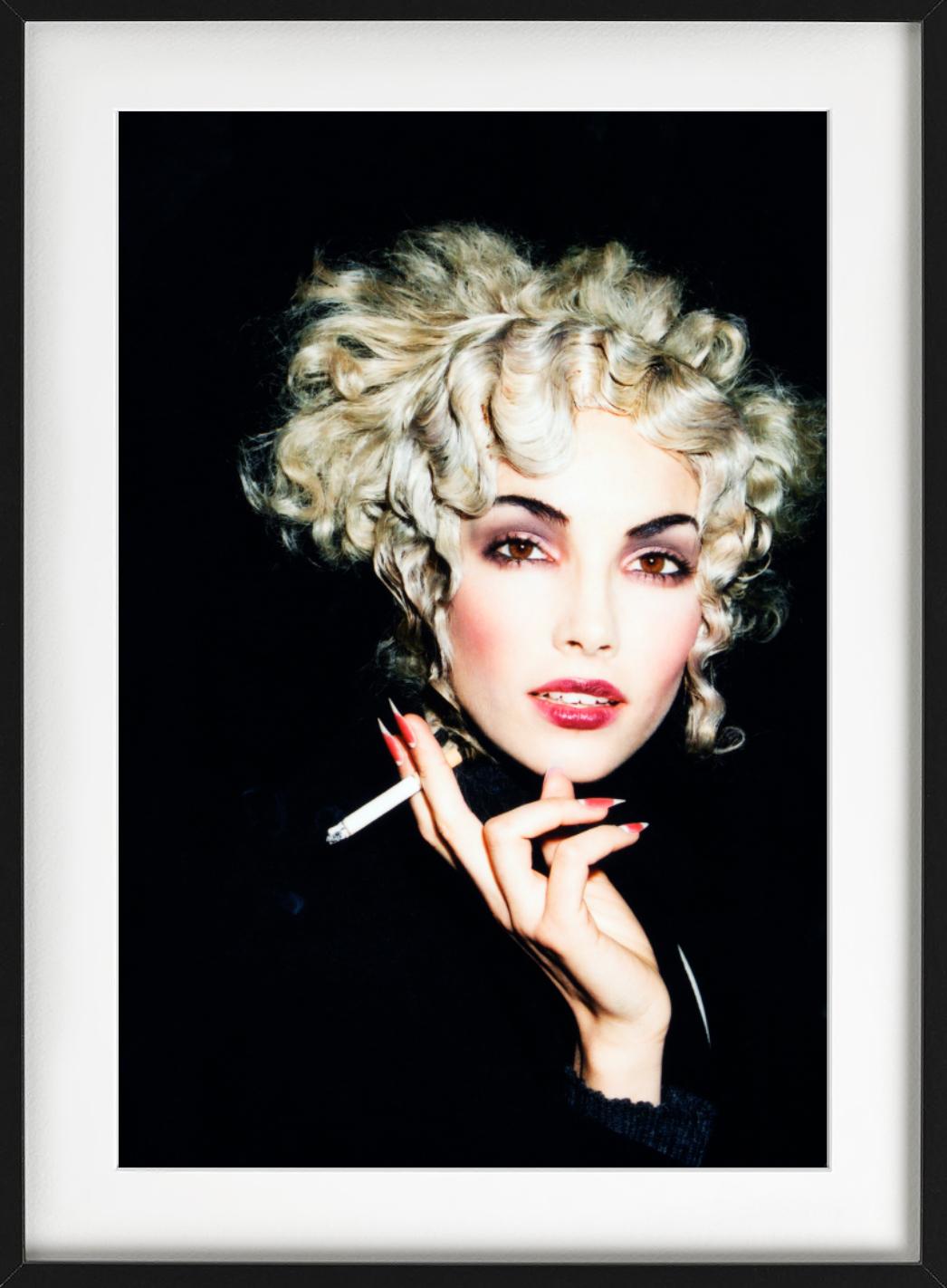 Backstage Dior et Puis je fume, photographie d'art, 1998 - Contemporain Photograph par Roxanne Lowit