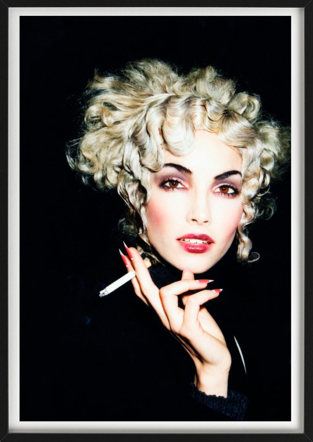 Backstage Dior et Puis je fume, photographie d'art, 1998 - Noir Portrait Photograph par Roxanne Lowit