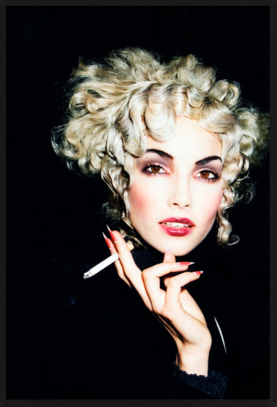 Backstage Dior et puis je fume, photographié par Roxanne Lowit.

Tous les tirages sont en édition limitée. Disponible en plusieurs tailles. Encadrement haut de gamme sur demande.

Toutes les impressions sont réalisées et signées par l'artiste. Le