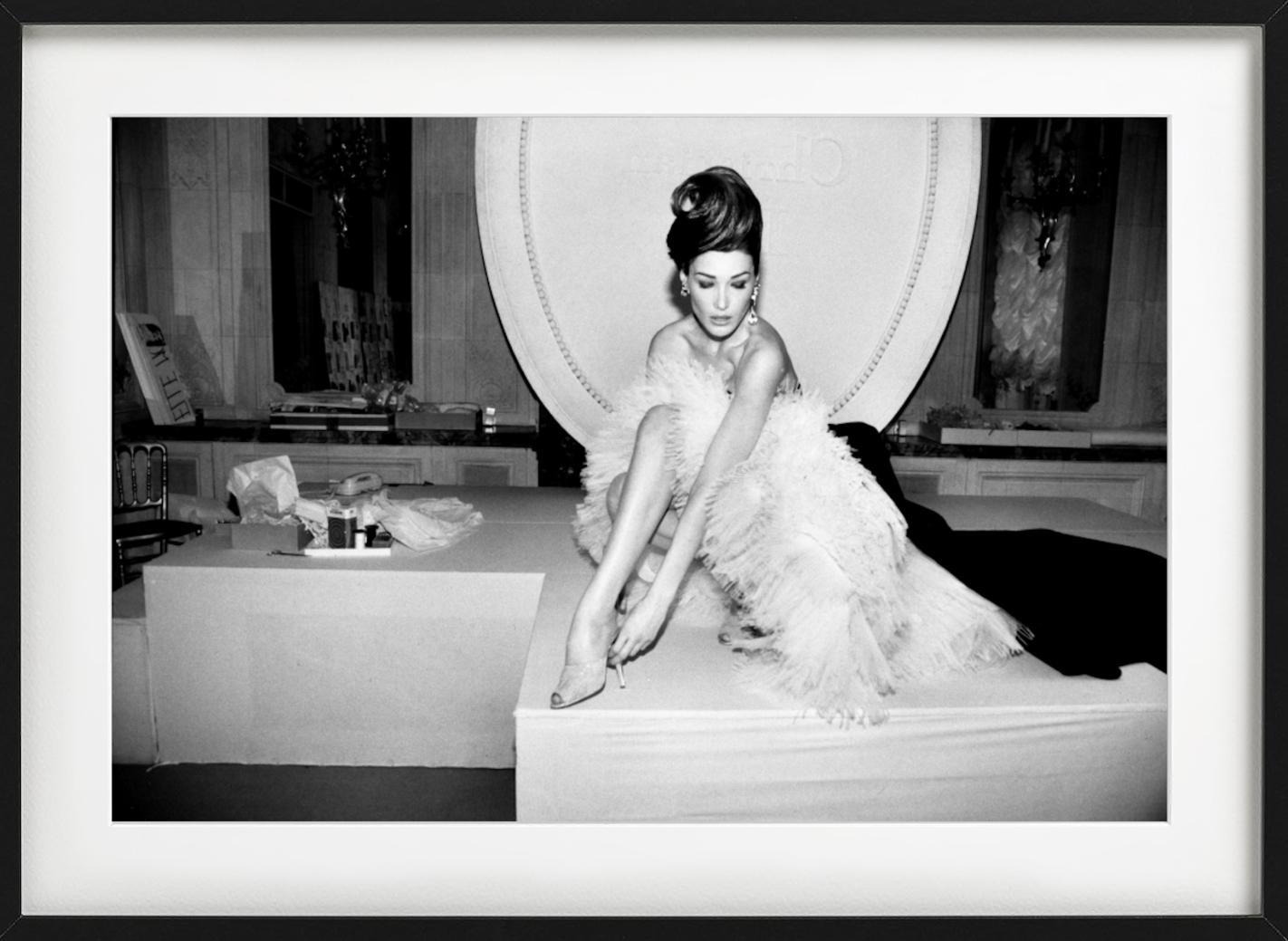 Carla Bruni, Kunstfotografie (Grau), Portrait Photograph, von Roxanne Lowit