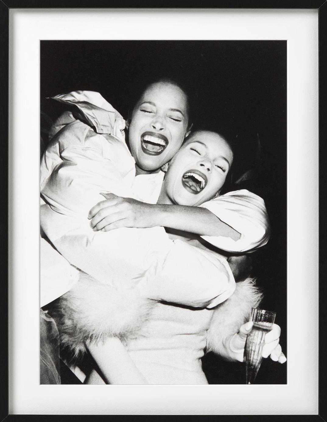Christy Turlington e Kate Moss, sfilata di Isaac Mizrahi - Fotografia d'autore, 1994 - Photograph Contemporaneo di Roxanne Lowit