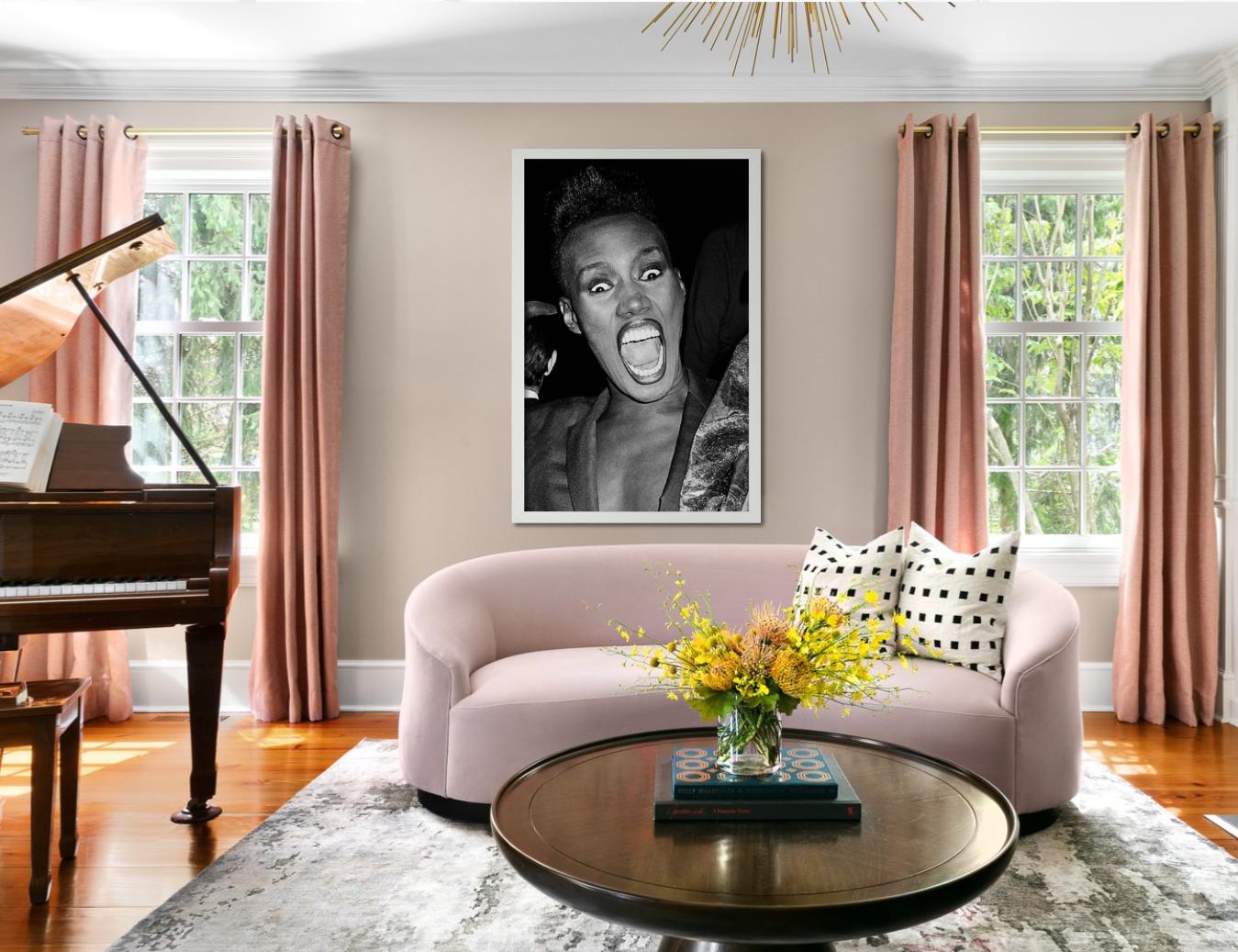 Grace Jones, Paris - Porträt der Sängerin und Schauspielerin, Fine Art Photography, 1994 (Schwarz), Portrait Photograph, von Roxanne Lowit