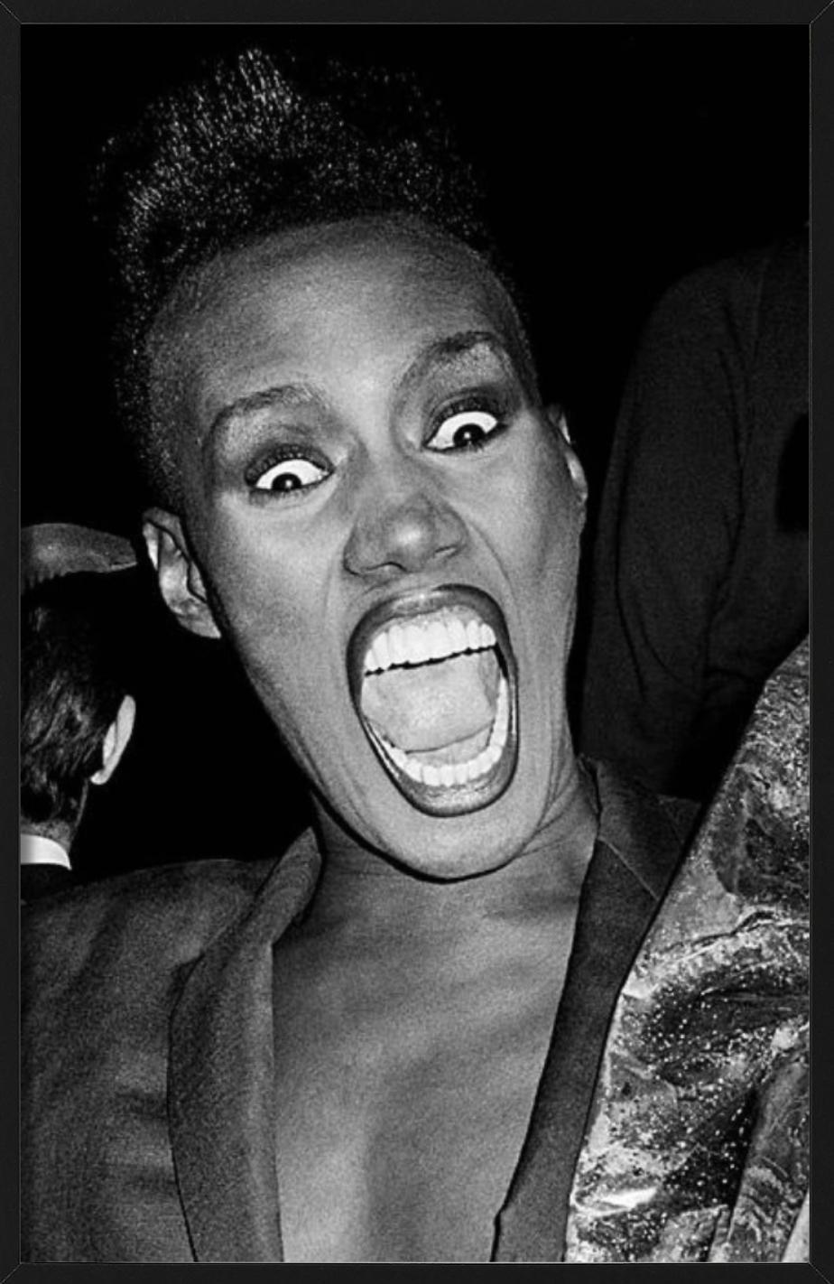 Schwarz-Weiß-Porträt der Schauspielerin und Sängerin Grace Jones, die mit weit aufgerissenen Augen und Mund Grimassen zieht, fotografiert von Roxanne Lowit im Jahr 1994.

Alle Drucke sind in limitierter Auflage erhältlich. Erhältlich in mehreren
