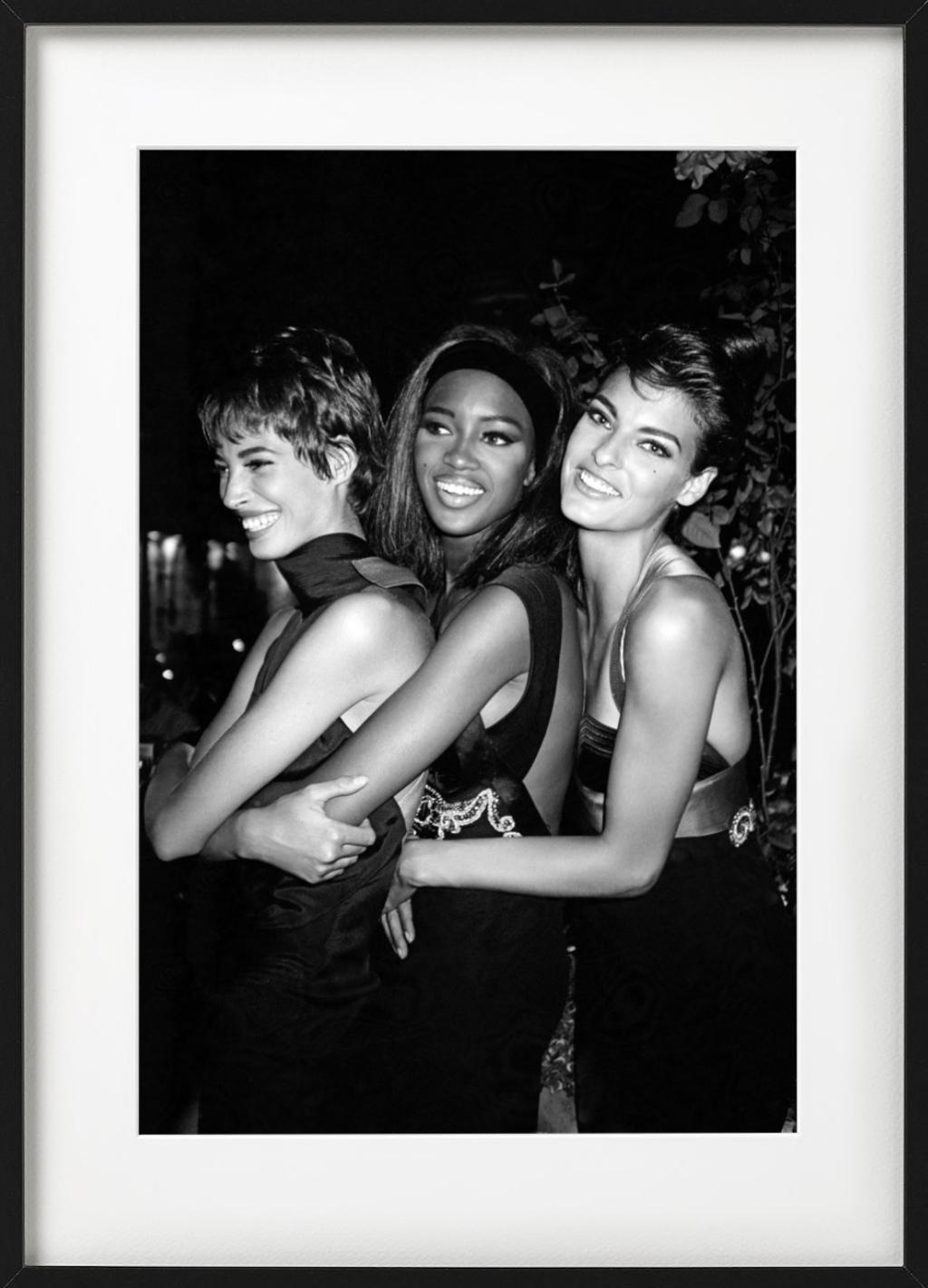 Étreinte de groupe, Supermodèles, Photographie d'art - Noir Black and White Photograph par Roxanne Lowit