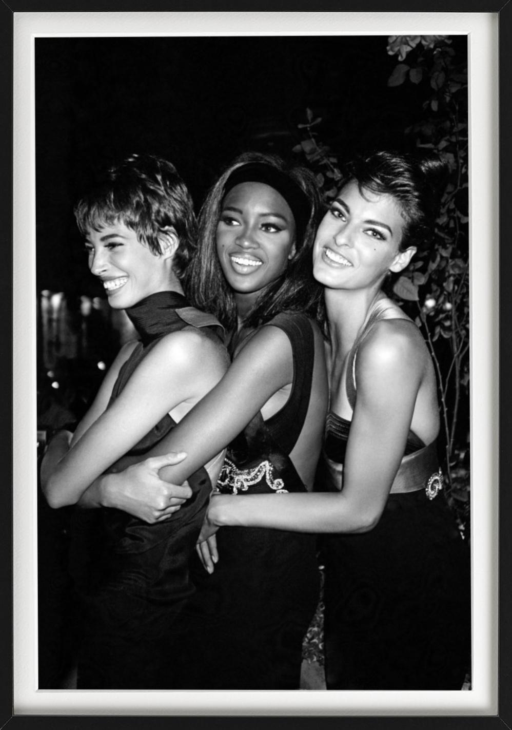Étreinte de groupe, Supermodèles, Photographie d'art en vente 3