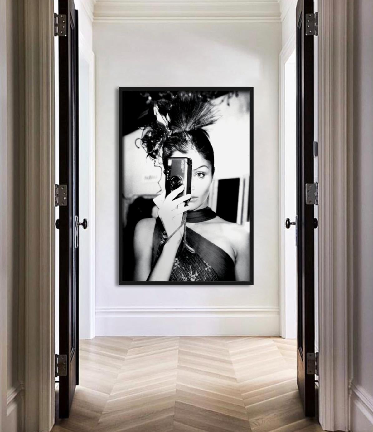 Helena Christensen toma una instantánea, B/N, Fotografía artística - Photograph Contemporáneo de Roxanne Lowit
