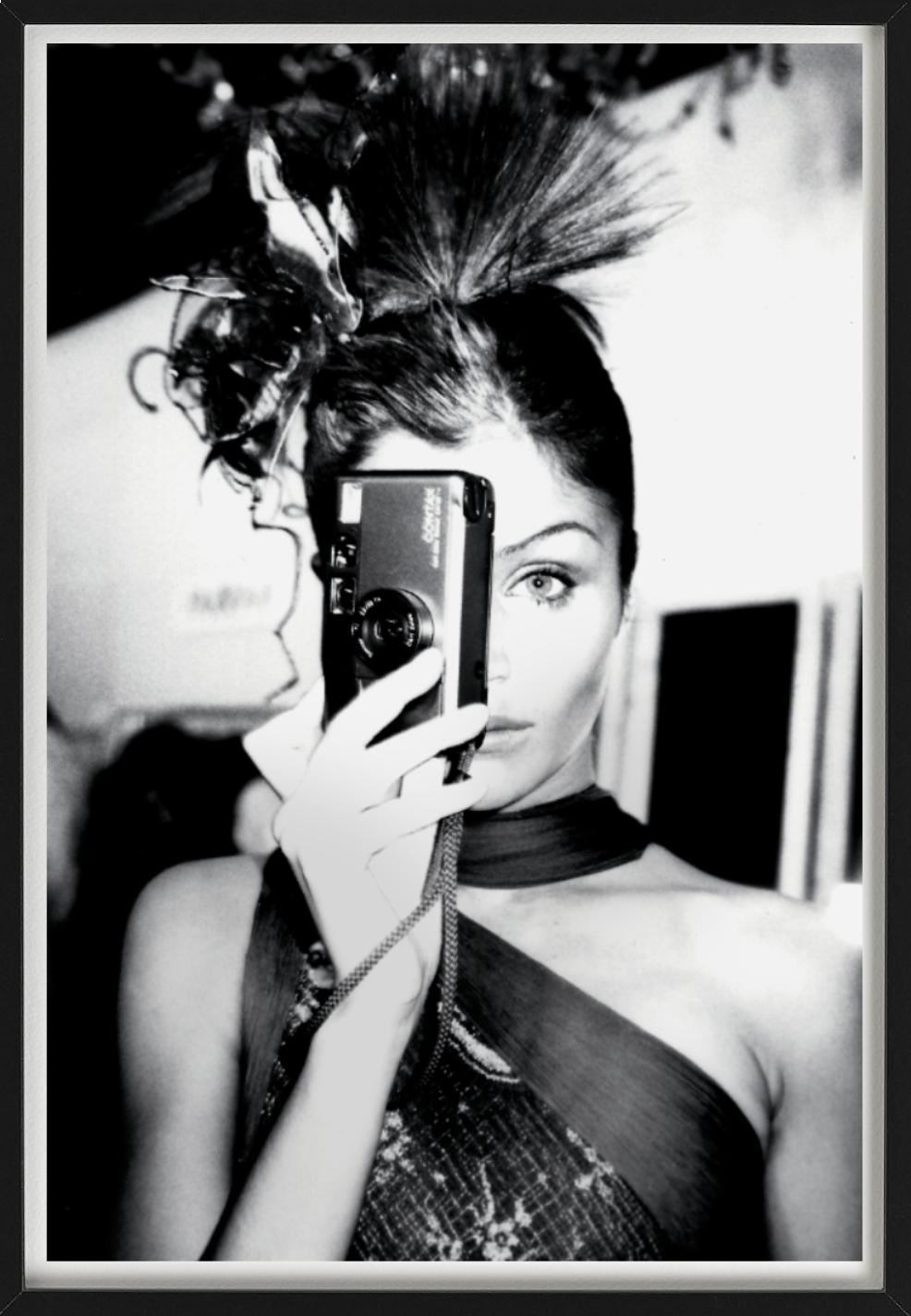 Helena Christensen toma una instantánea, B/N, Fotografía artística - Portrait Photograph Gris de Roxanne Lowit