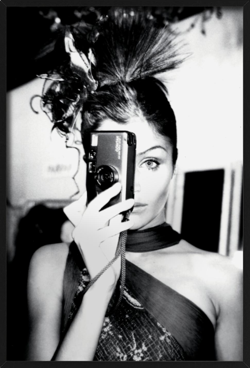 Helena Christensen toma su propia instantánea del mundo del backstage con una cámara de apuntar y disparar, fotografiada por la icónica Roxanne Lowit. 

Todas las impresiones son de edición limitada. Disponible en varios tamaños. Enmarcado de alta