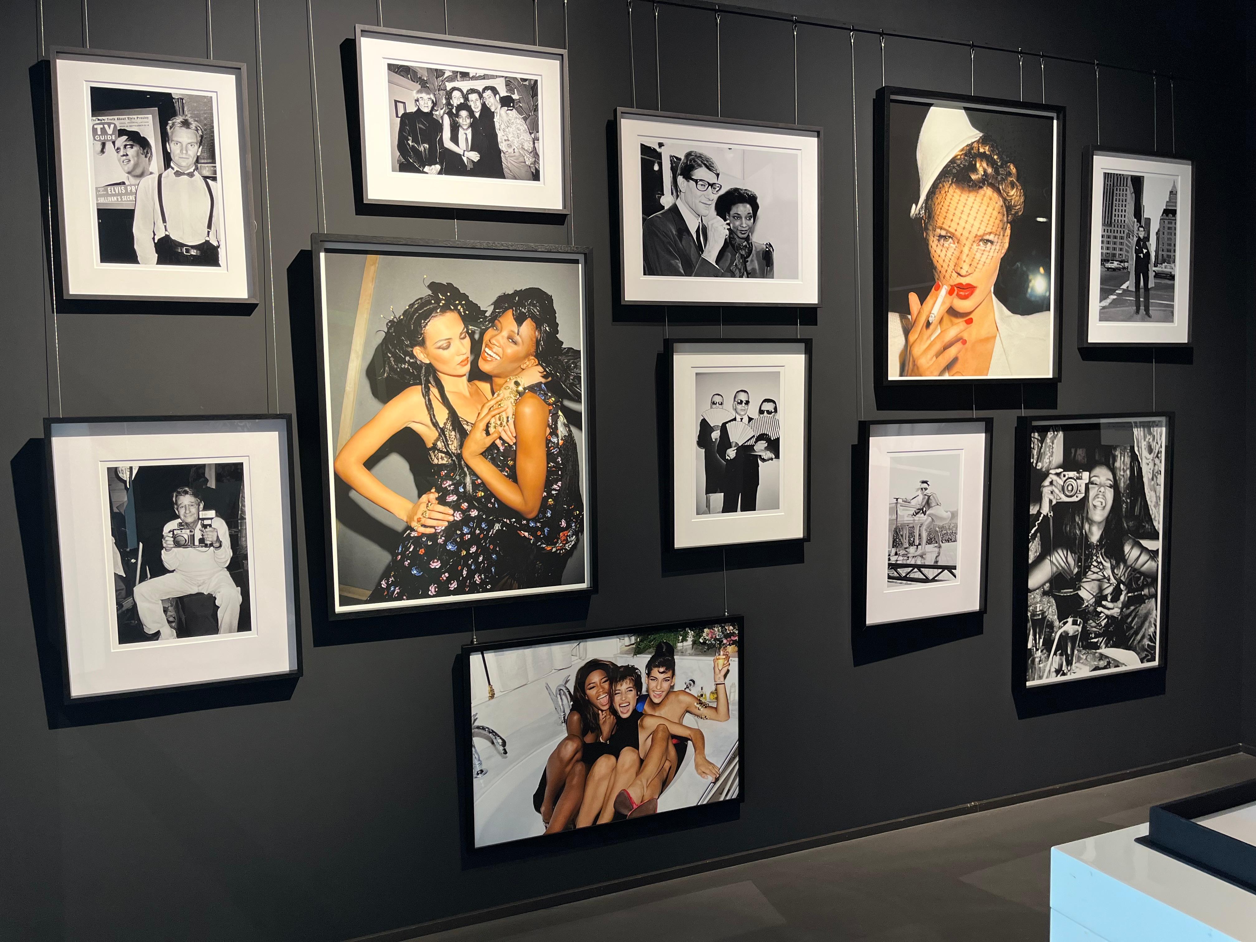 Ritratto in bianco e nero del famoso fotografo Helmut Newton con in mano la sua macchina fotografica, fotografato da Roxanne Lowit nel 1996.

Tutte le stampe sono in edizione limitata. Disponibile in più misure. Cornici di alto livello su
