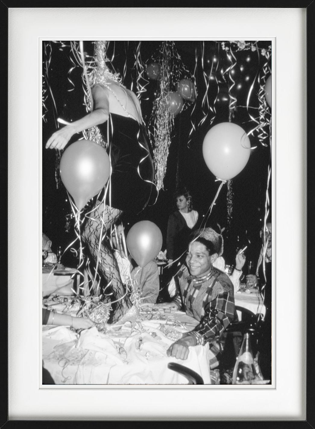 Jean-Michel Basquiat Art in Area Party - Fotografía artística en blanco y negro, 1985 en venta 6