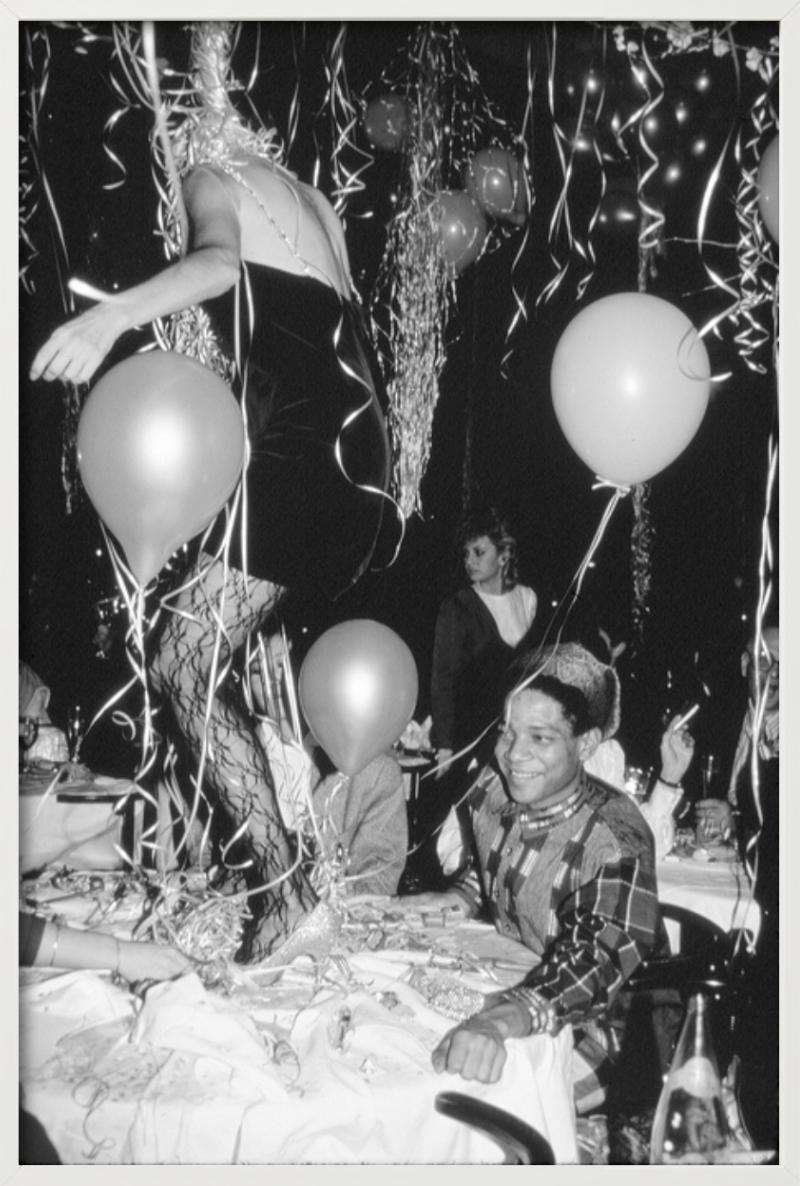 Jean-Michel Basquiat Art in Area Party - Fotografía artística en blanco y negro, 1985 - Photograph de Roxanne Lowit
