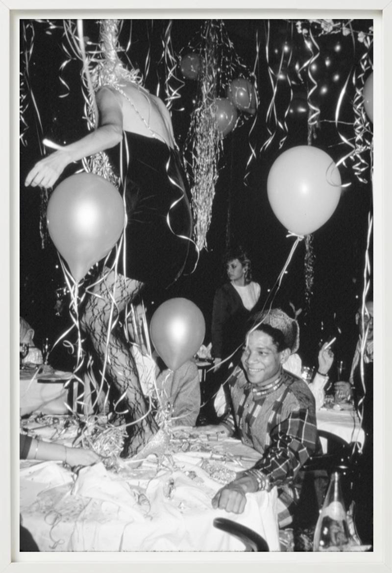 Jean-Michel Basquiat Art in Area Party - Fotografía artística en blanco y negro, 1985 - Figurative Photograph Negro de Roxanne Lowit
