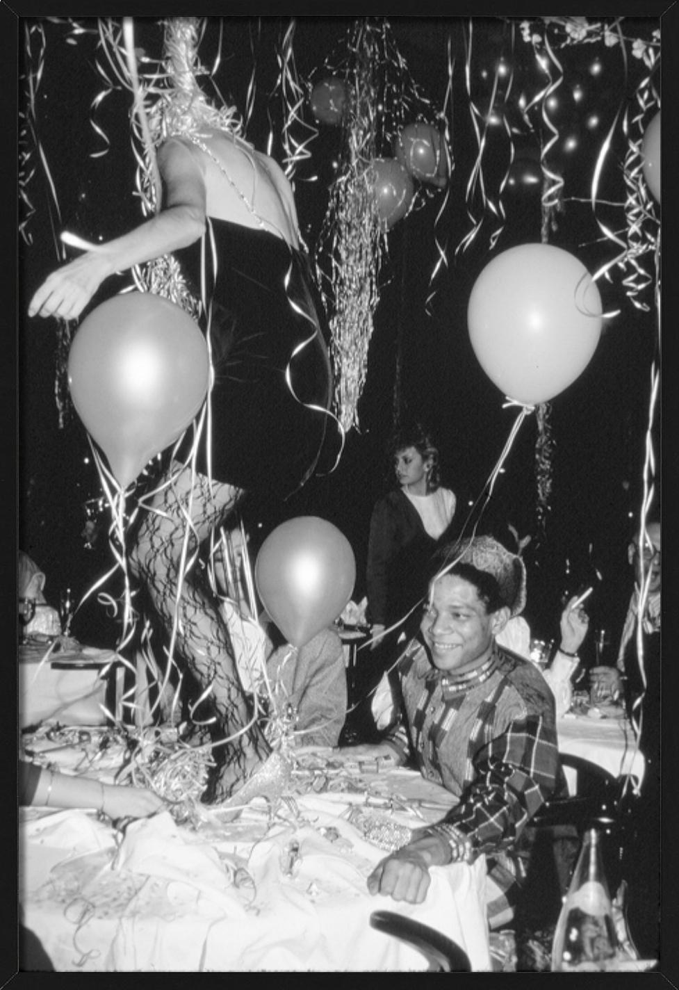 Jean-Michel Basquiat Art in Area Party - Fotografía artística en blanco y negro, 1985 en venta 3