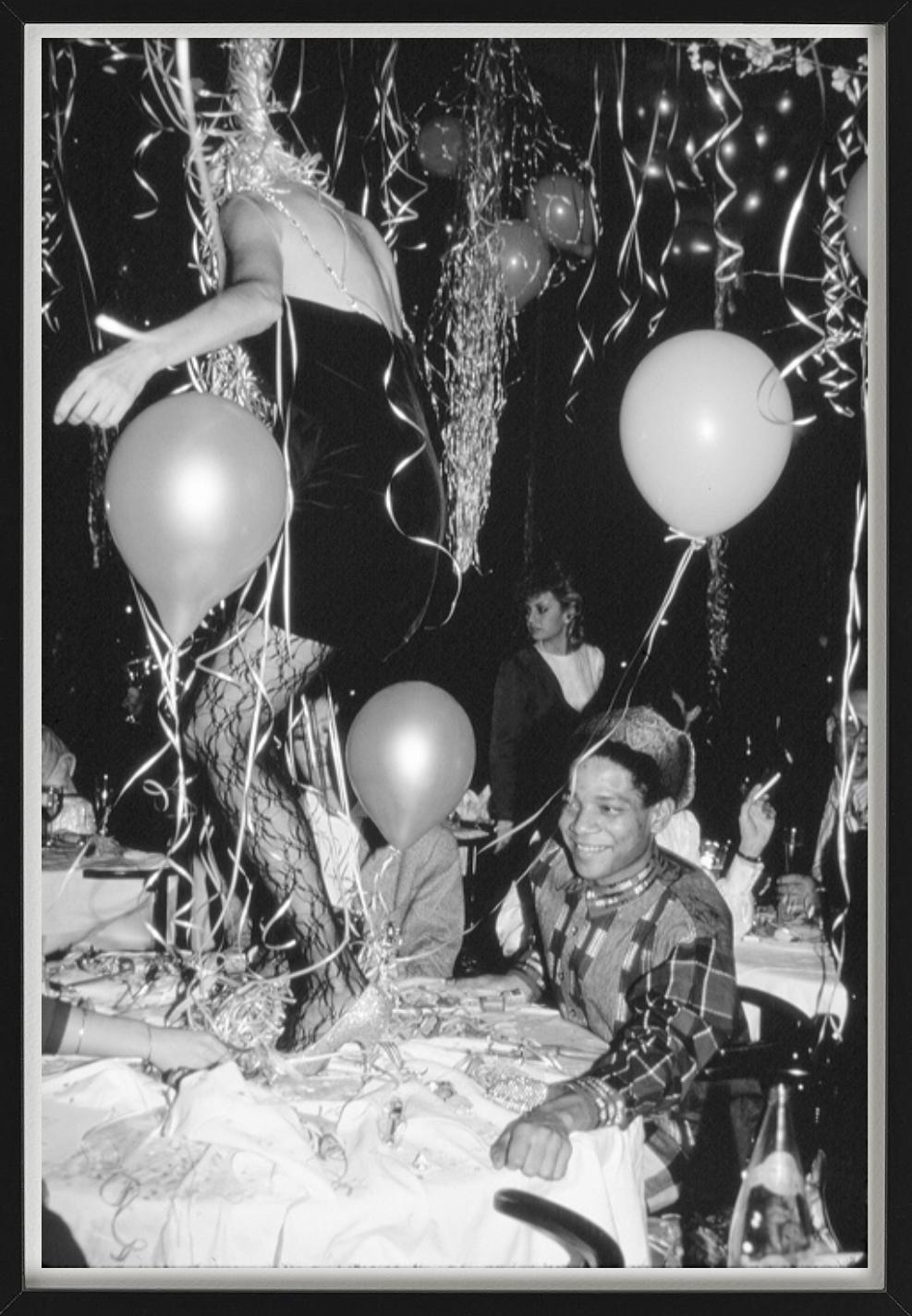 Jean-Michel Basquiat Art in Area Party - Fotografía artística en blanco y negro, 1985 en venta 4
